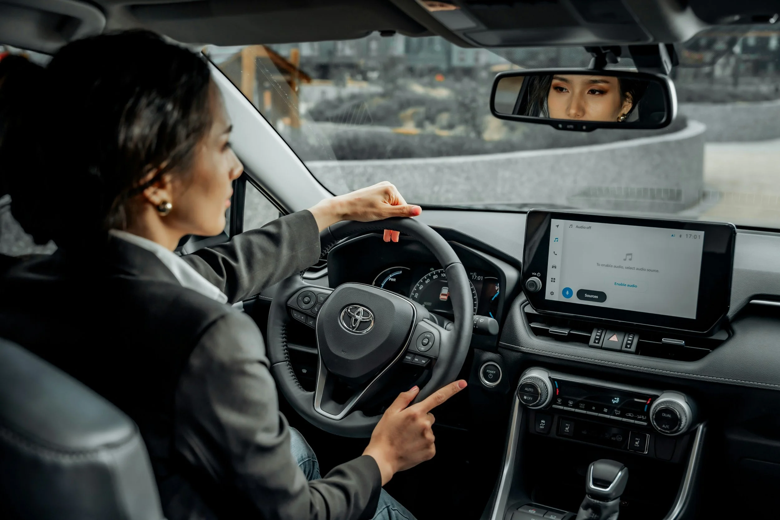 Frau fährt sicher mit ElaRide