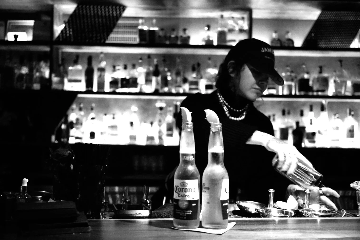 A bartender at work, photograph by Frank Díaz