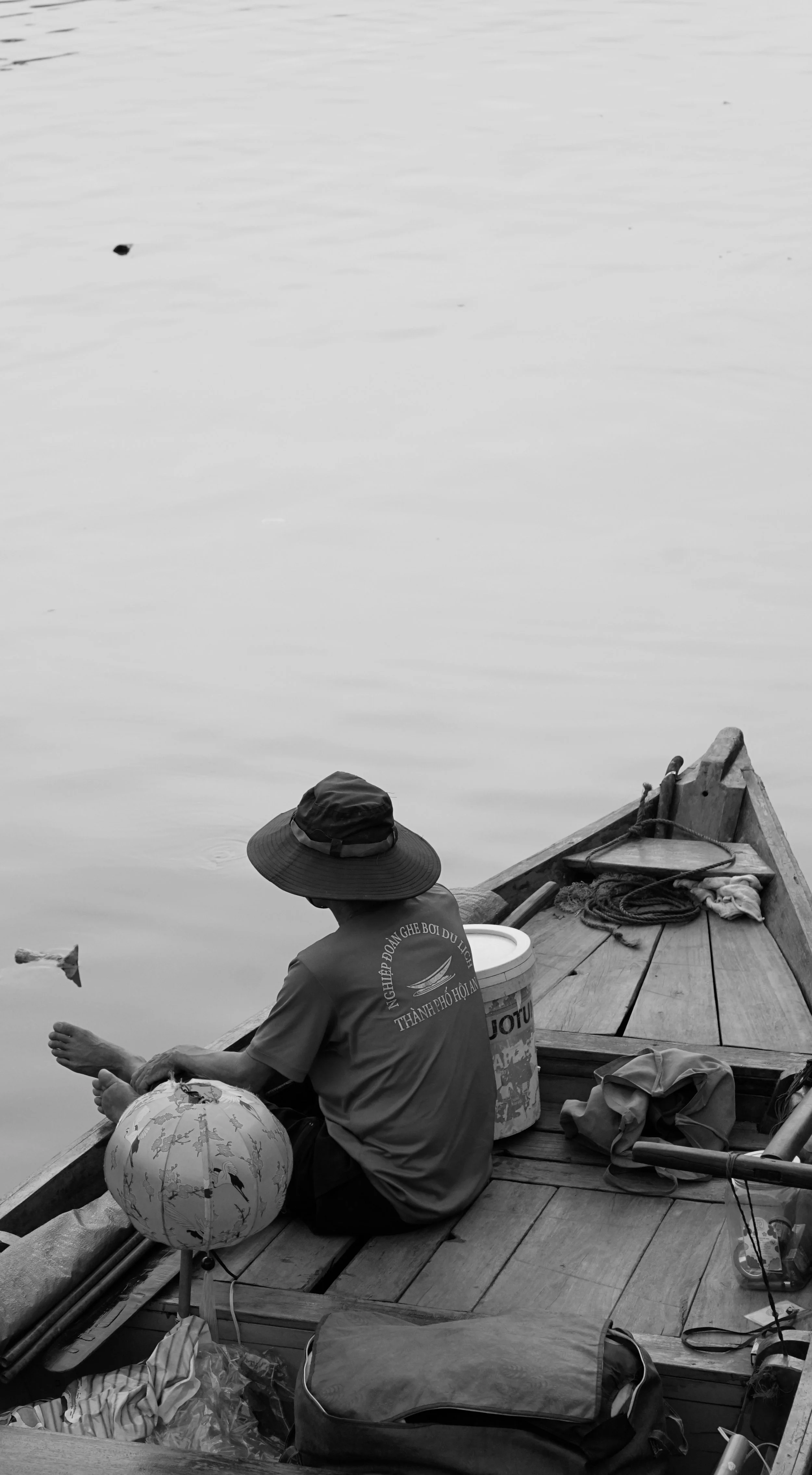 A working moment aboard a fishing boat, photograph by Frank Díaz