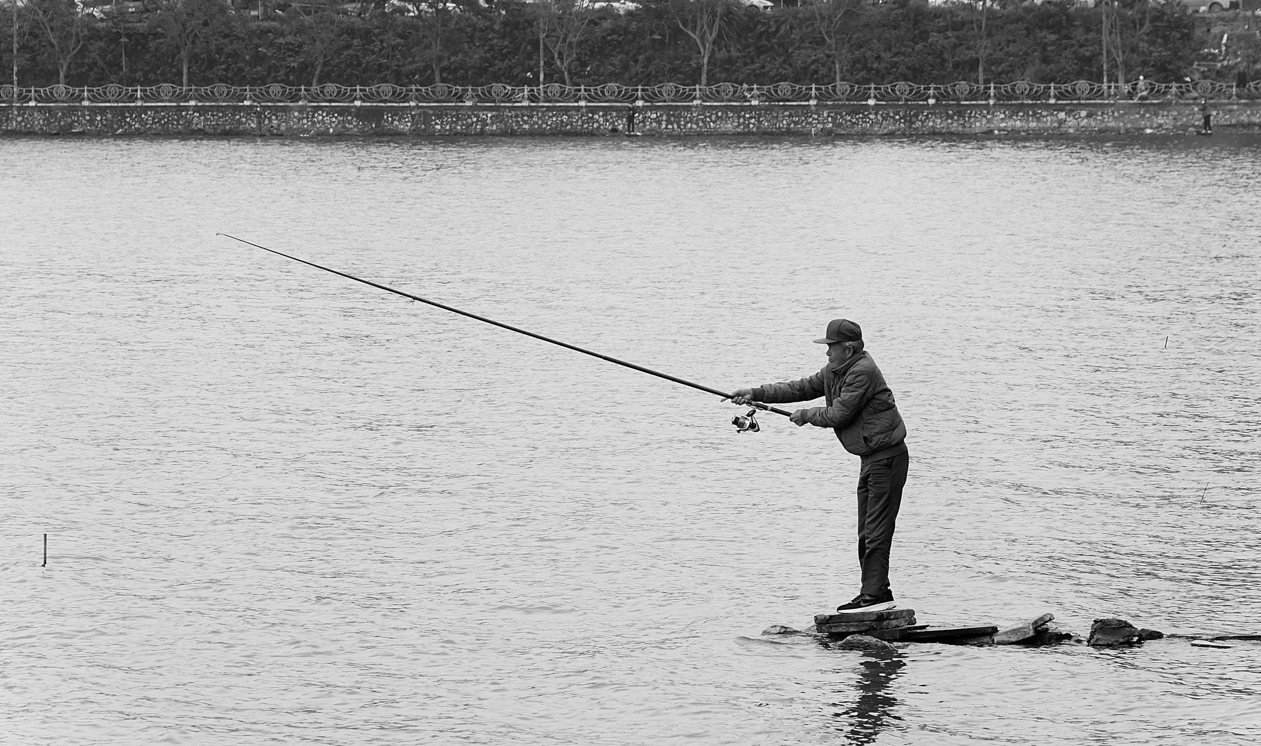 A fisherman casting a line, photograph by Frank Díaz