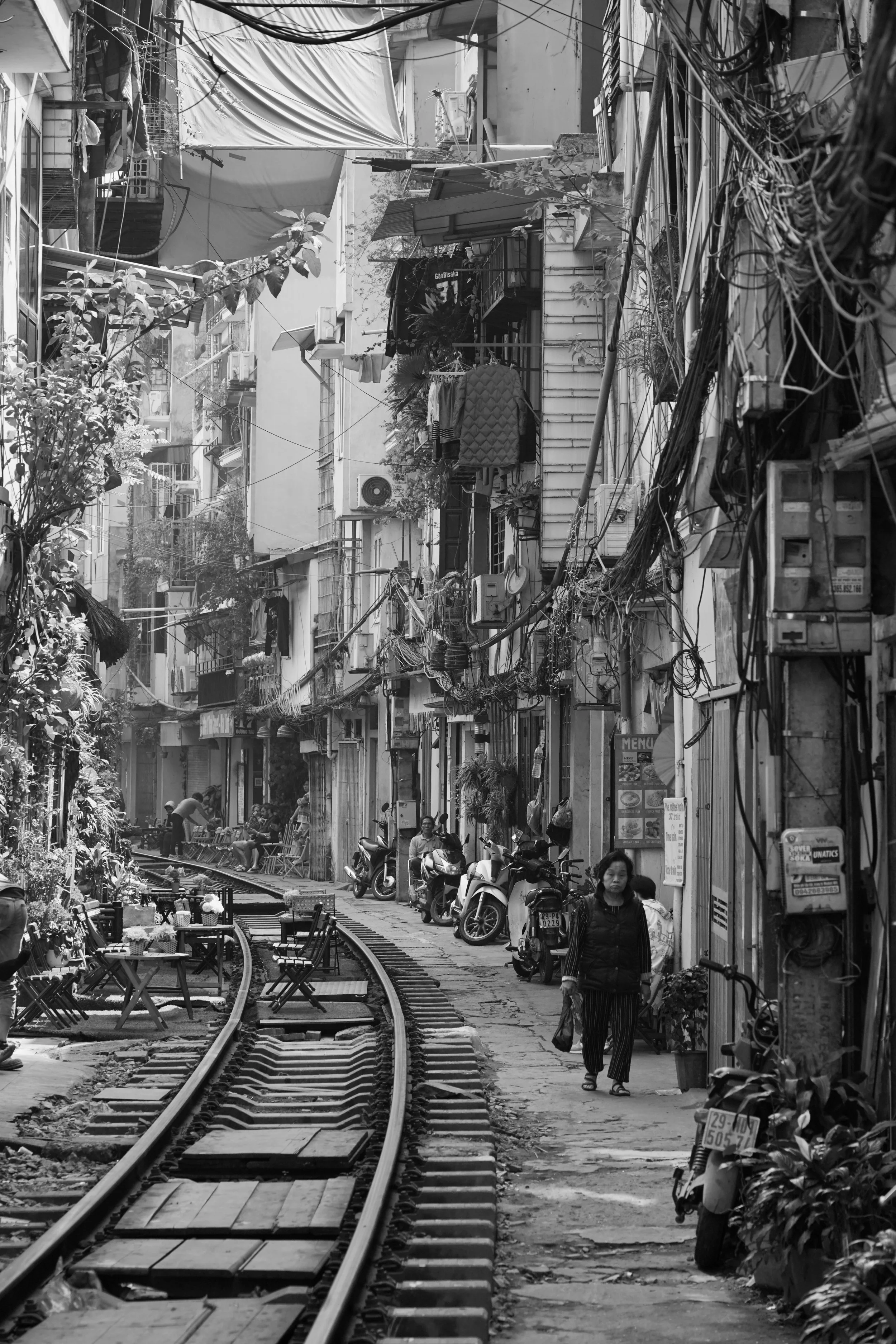 Daily life alongside railway tracks, photograph by Frank Díaz