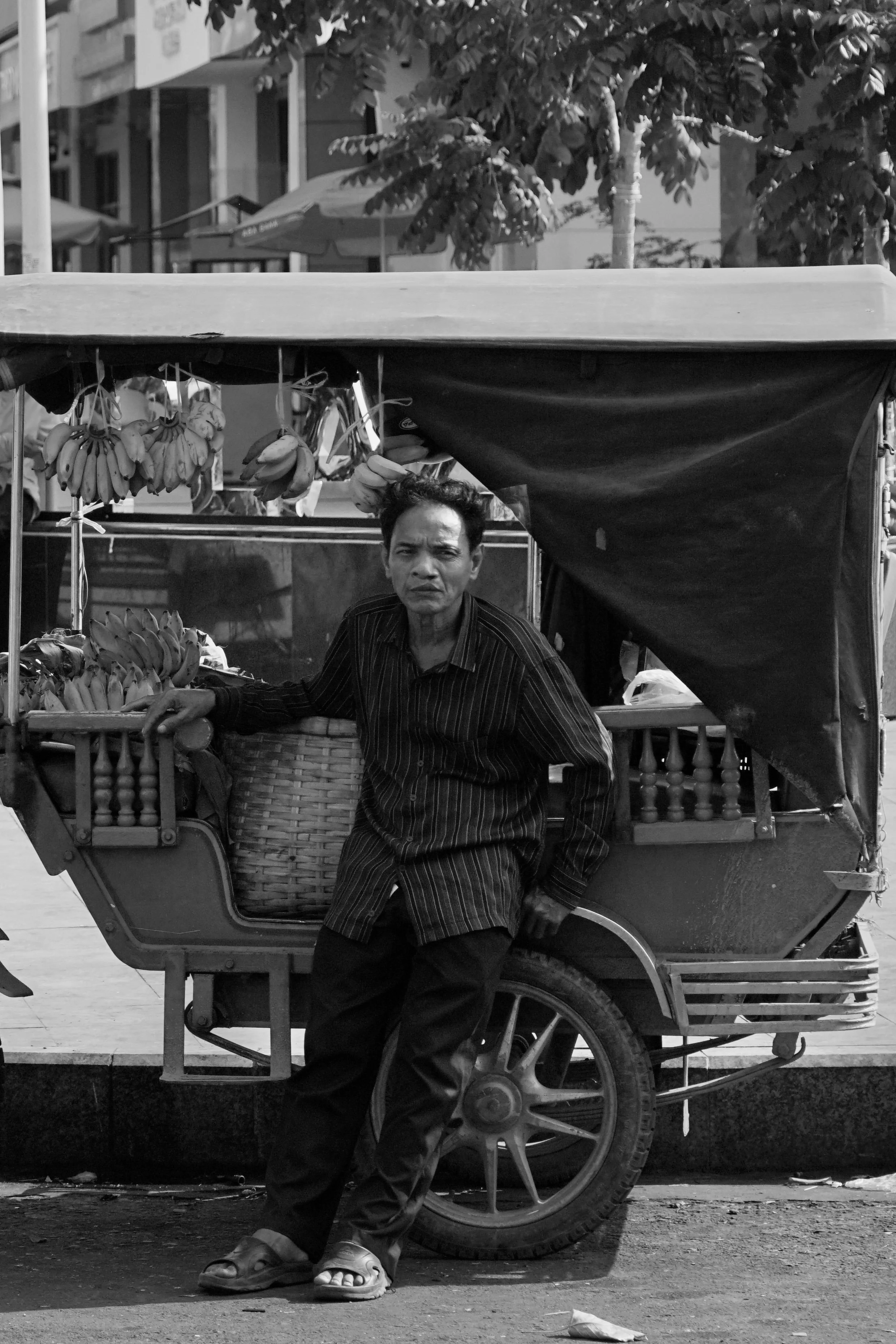 A seated market vendor, photograph by Frank Díaz