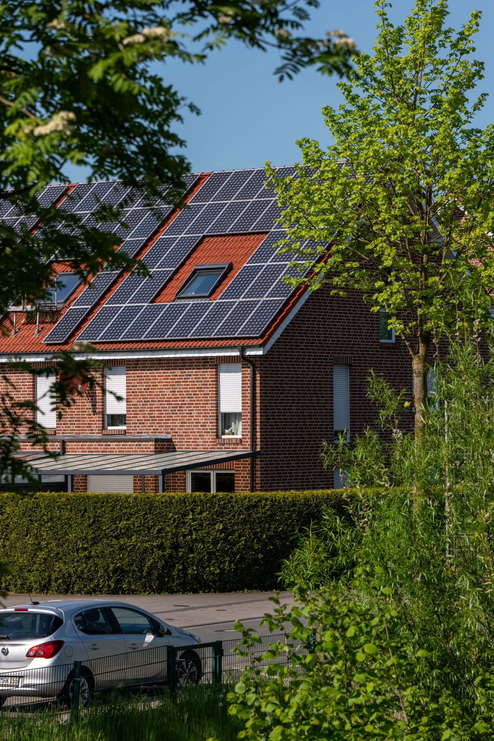 Klassisches Klinkerhaus mit Satteldach und Photovoltaikanlage