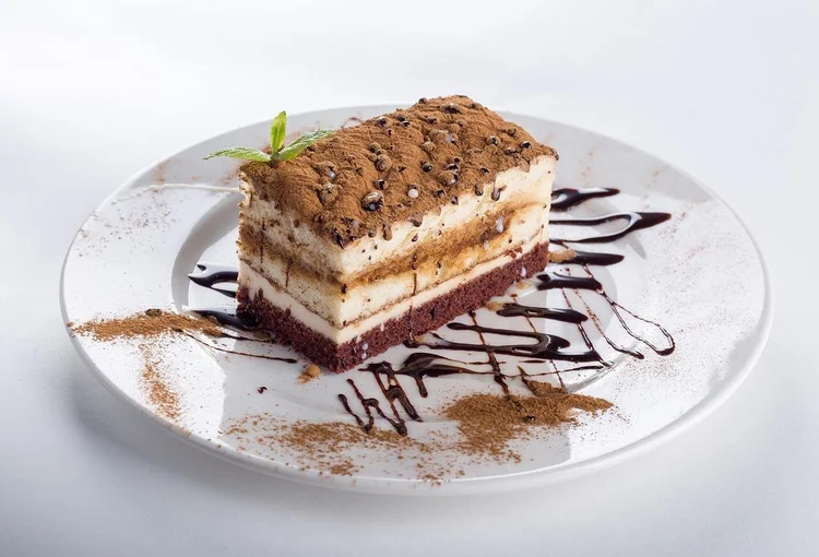 Tiramisu maison – Dessert italien traditionnel au mascarpone, cacao et café, préparé par le Via Del Gusto Paris