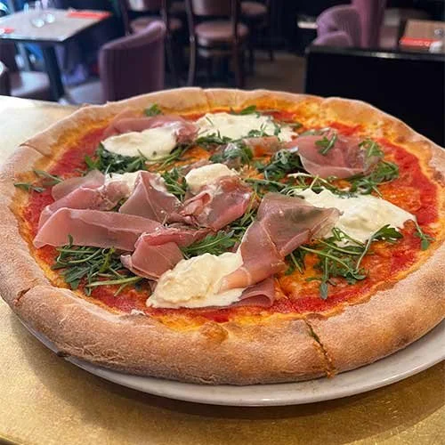 Pizza Margherita DOP – Tomate San Marzano, mozzarella fior di latte, basilic frais, authentique saveur napolitaine au Via Del Gusto