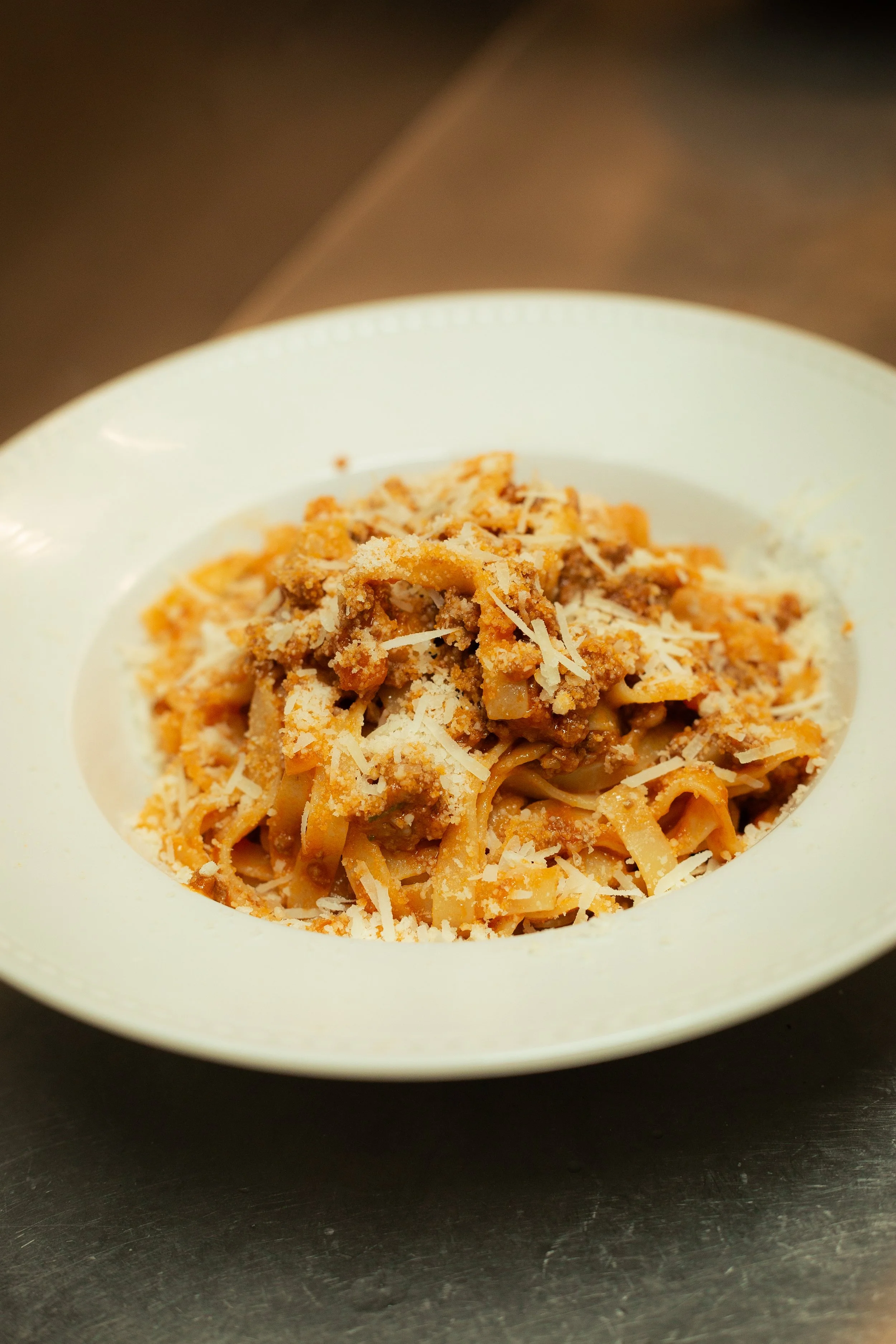 Amatriciana – Guanciale, tomate et pecorino, recette romaine servie dans notre trattoria italienne Via Del Gusto Paris 15