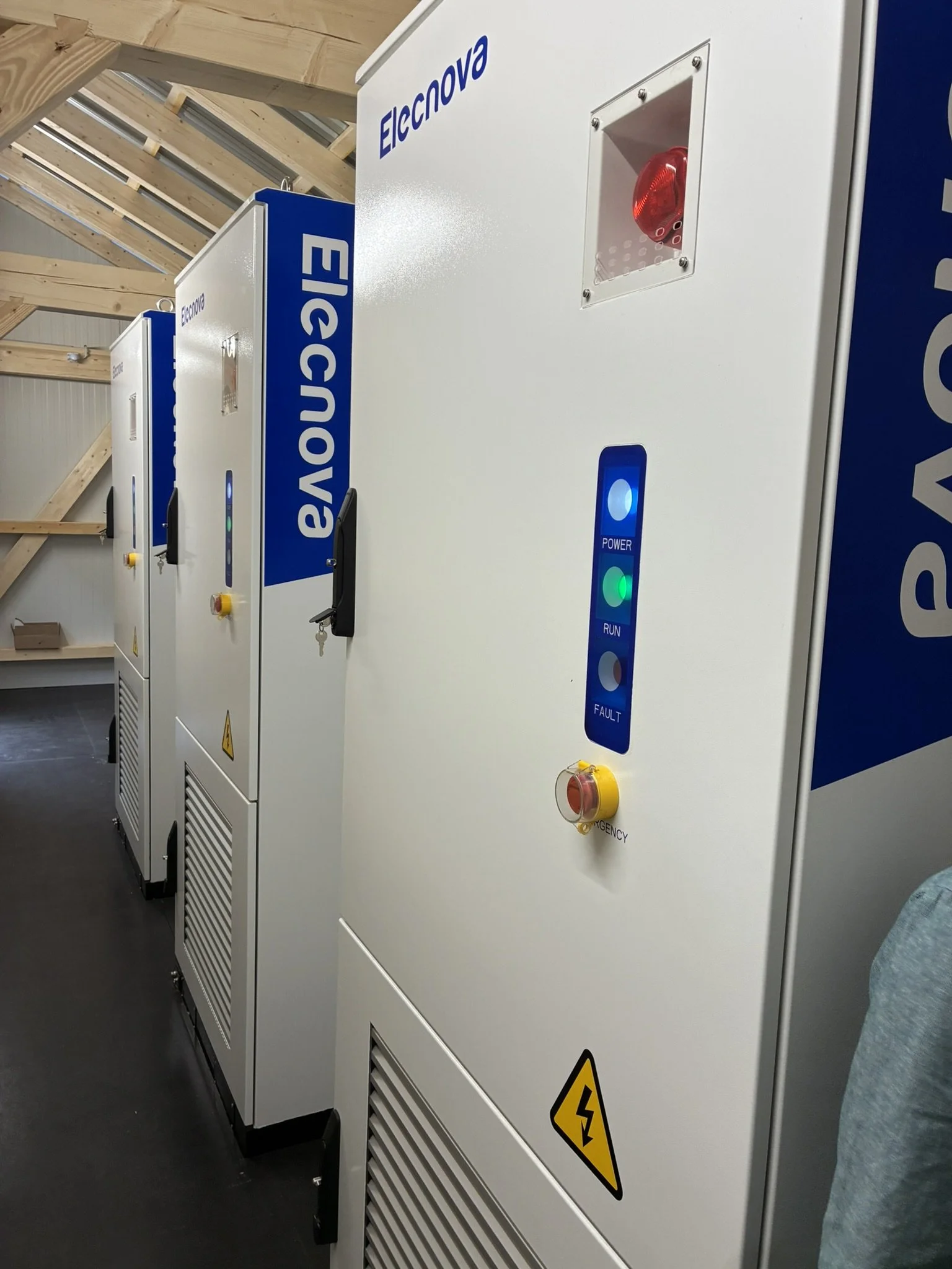 Drei installierte Elecnova-Batteriespeicher in einem realisierten Gewerbeprojekt