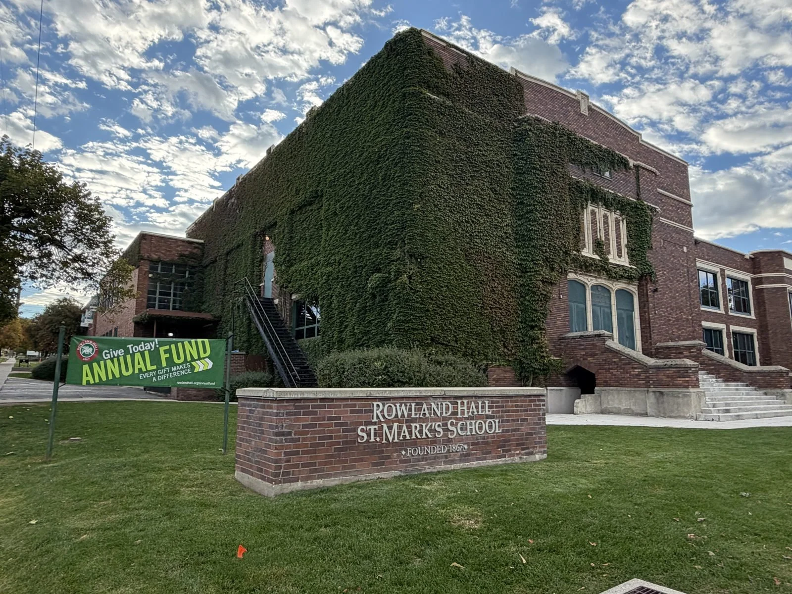 Rowland Hall-St. Mark's School sign in front of the ivy-covered Lincoln Street building