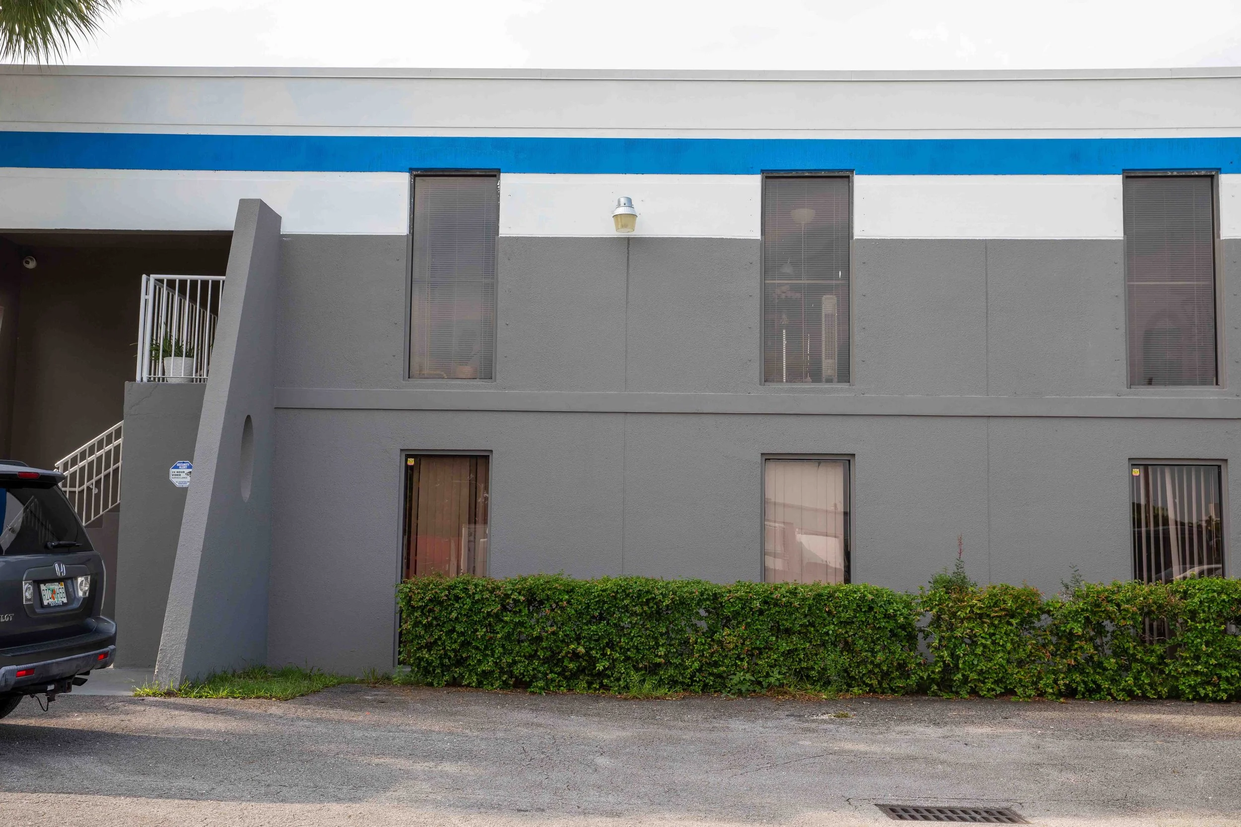 Commercial painting on Ocean Drive in Miami Beach, FL by Vinicio Painting