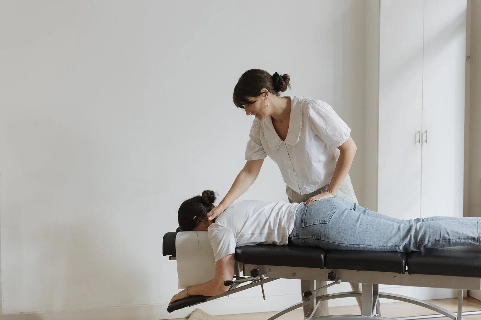 chiropractor assessing spinal function Barcelona