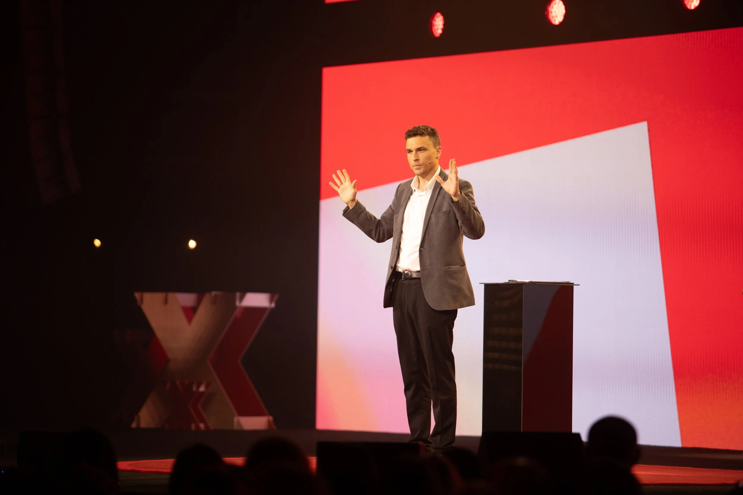 Andy Nunn closing a corporate event with interactive stage entertainment