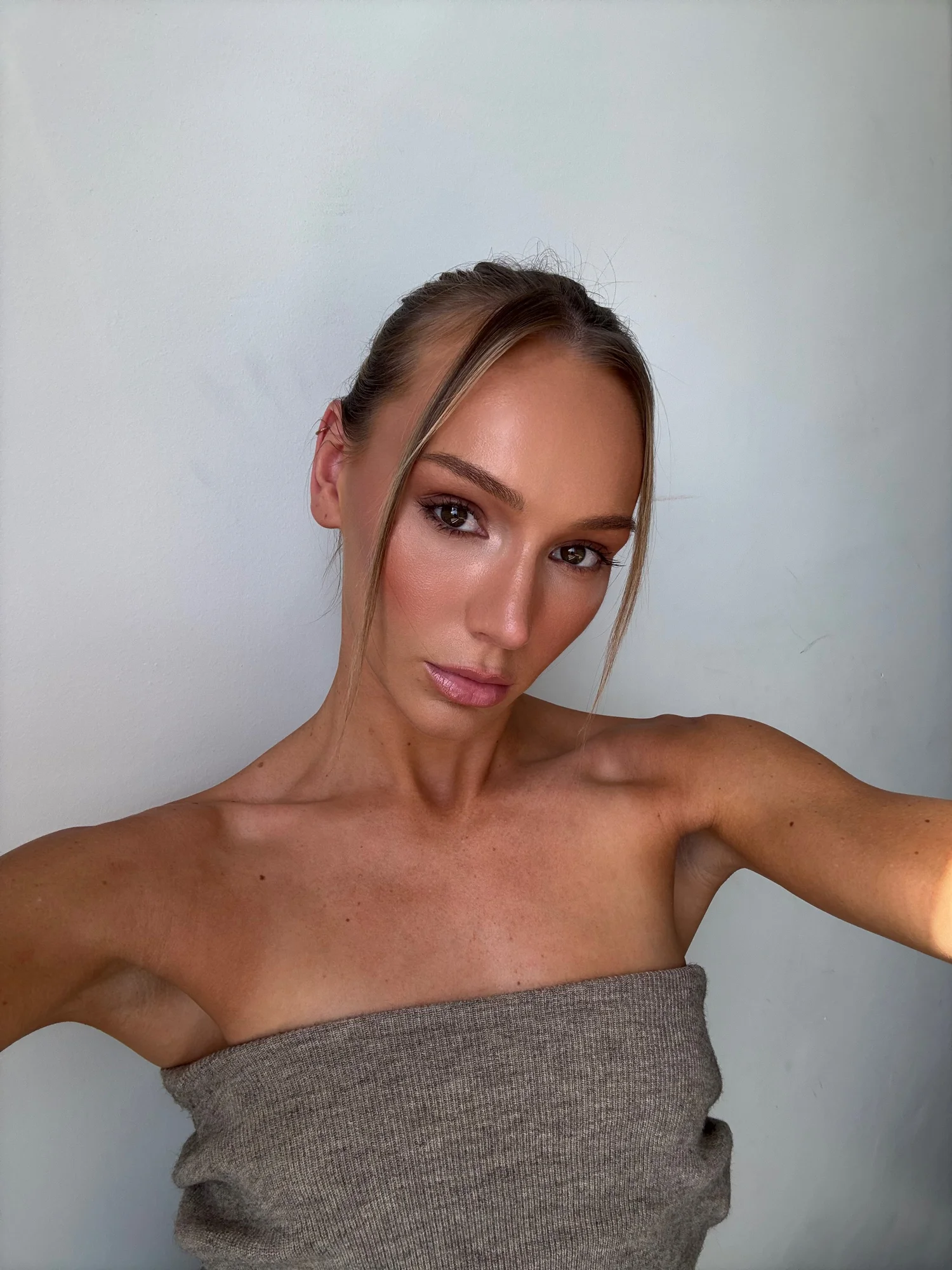 Mobile makeup artist at a client home in Sydney