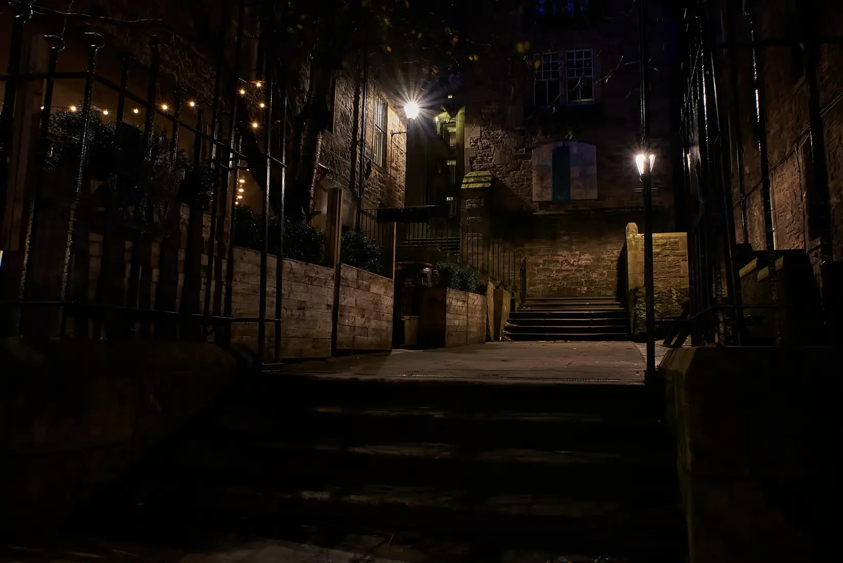Ruelle de la vieille ville d'Édimbourg de nuit, visite des fantômes en français