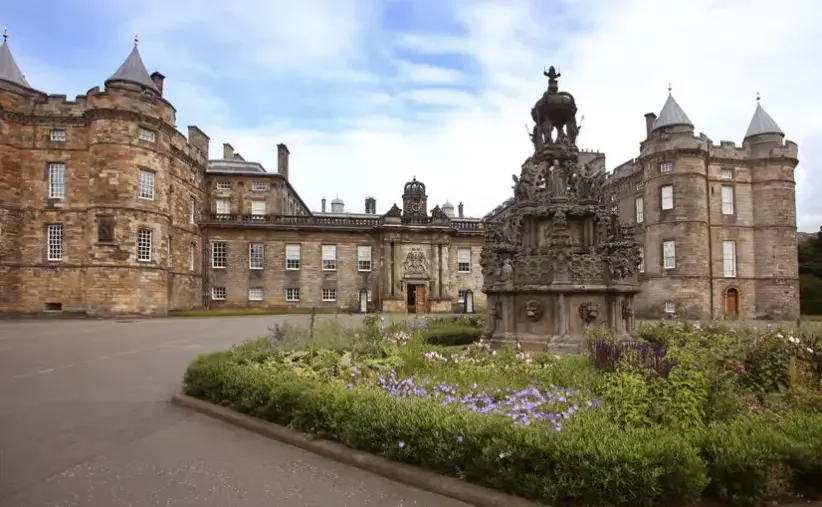 Façade du palais de Holyrood et ses jardins à Édimbourg