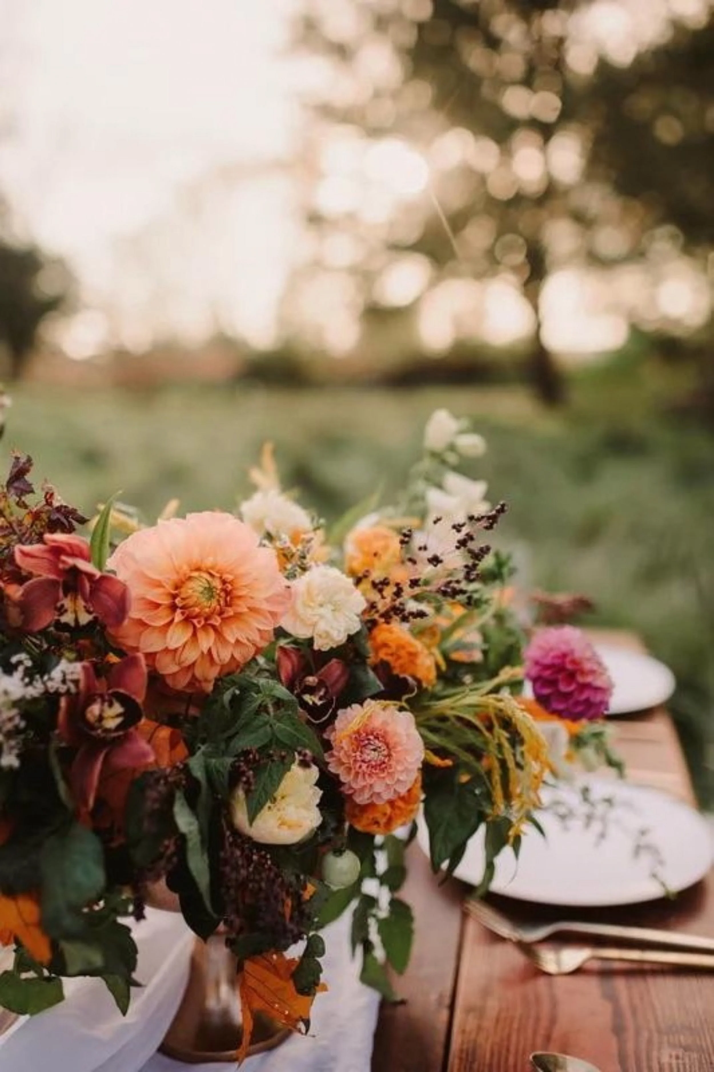 Elegant floral arrangement with peach and ivory blooms for The Wedded Company’s Complete Experience — full-service wedding planning in New York City, defined by modern warmth and effortless sophistication.
