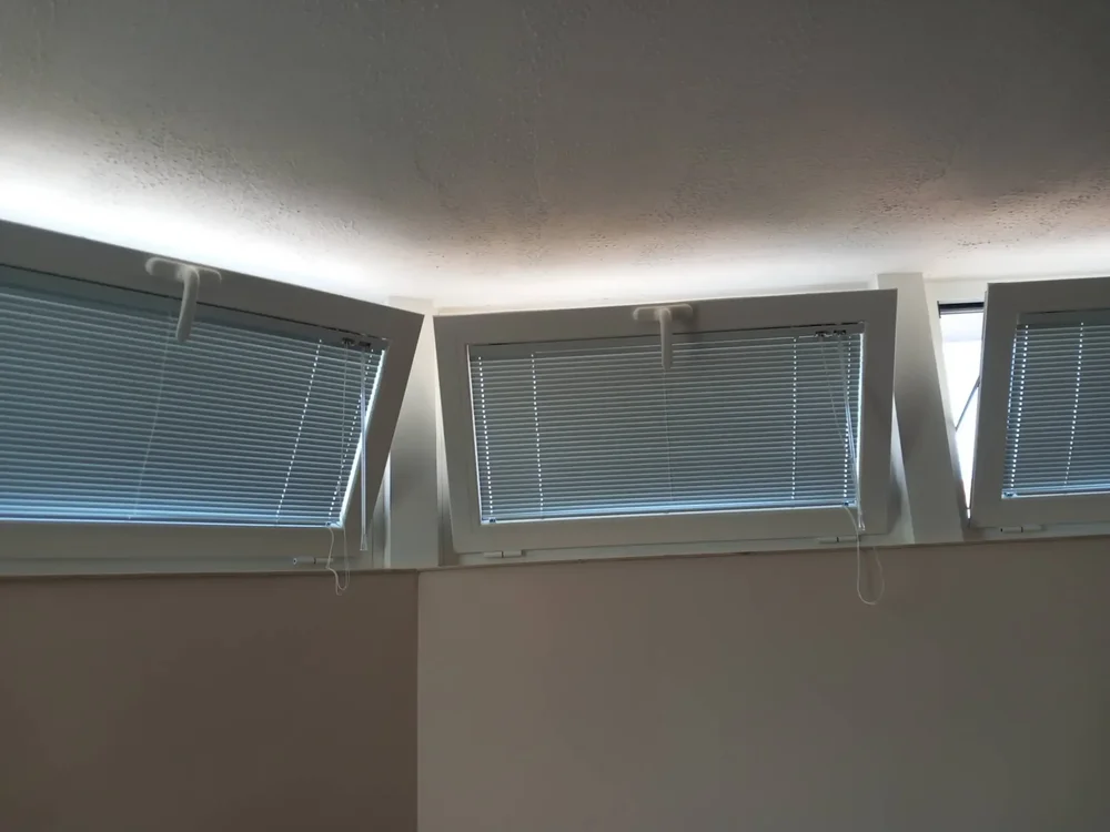 Modello da esposizione di una cappottina in tessuto rosso Tempotest, montata sulla parete del nostro ufficio.