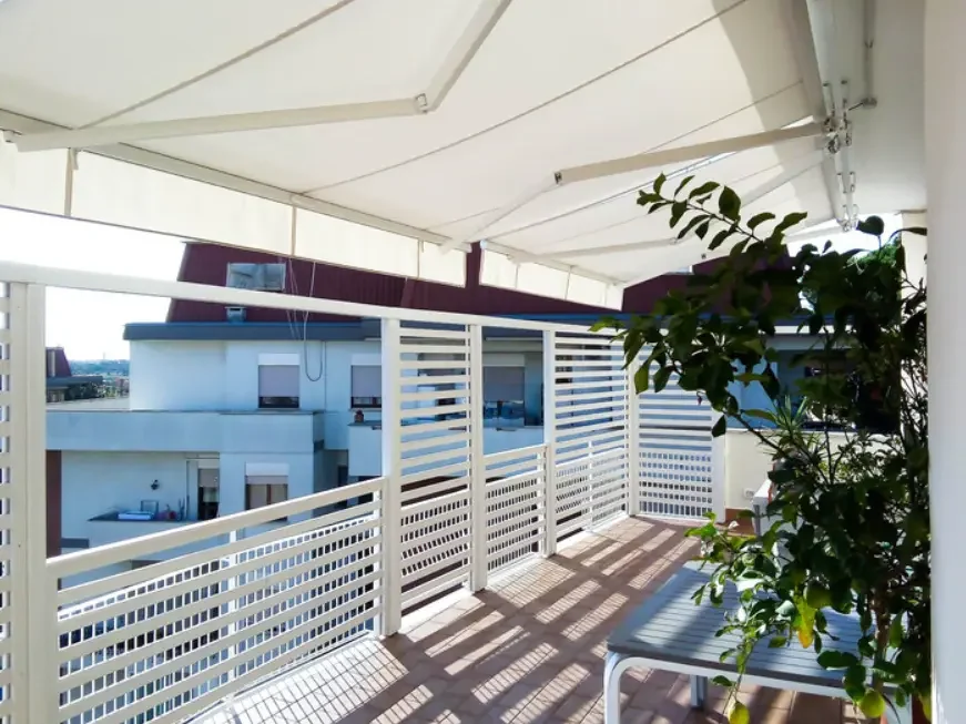 Vista dal balcone della nostra installazione di una tenda da sole a bracci.