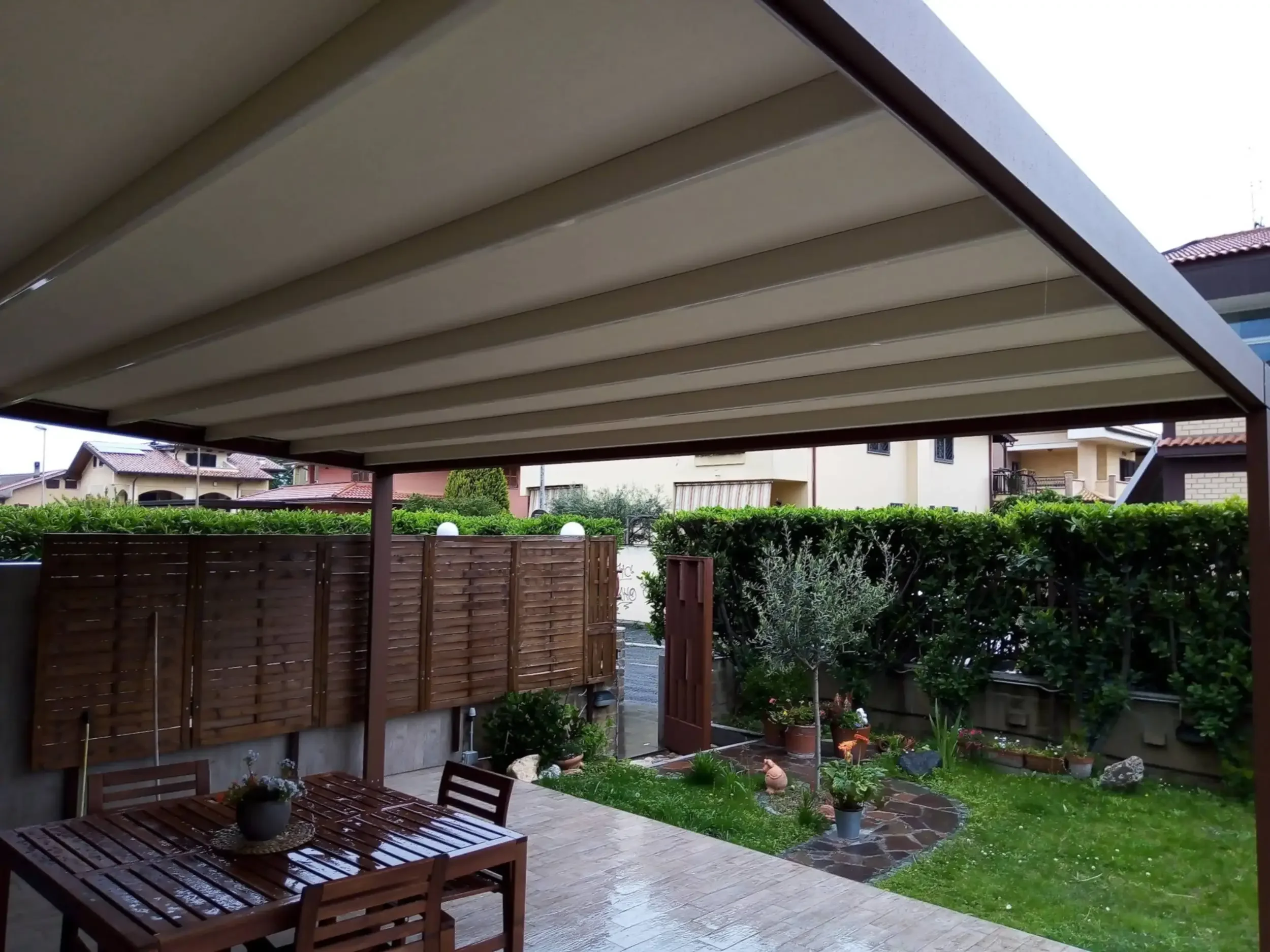 Una tettoia solida in alluminio marrone per una veranda.