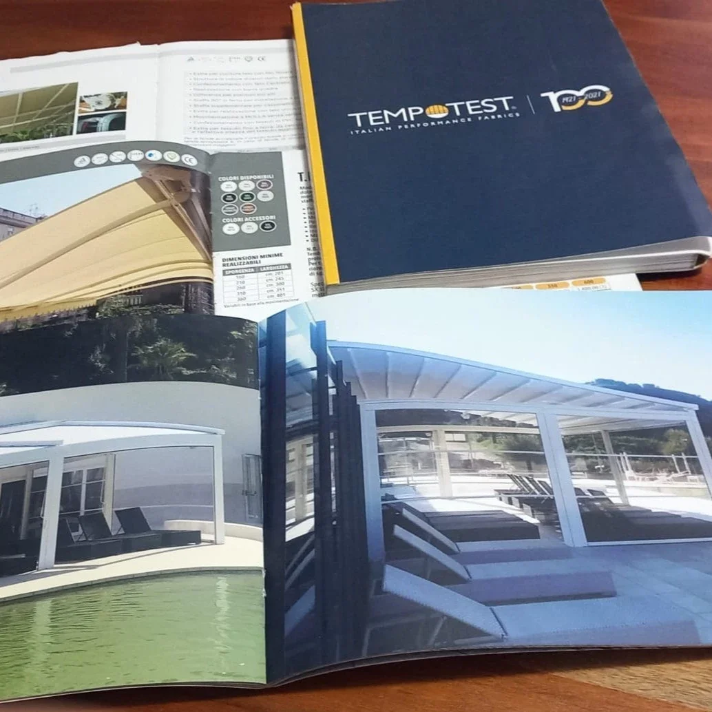 Campionario aperto di tessuti Tempotest che mostra i vari colori e stili per le tende da sole.