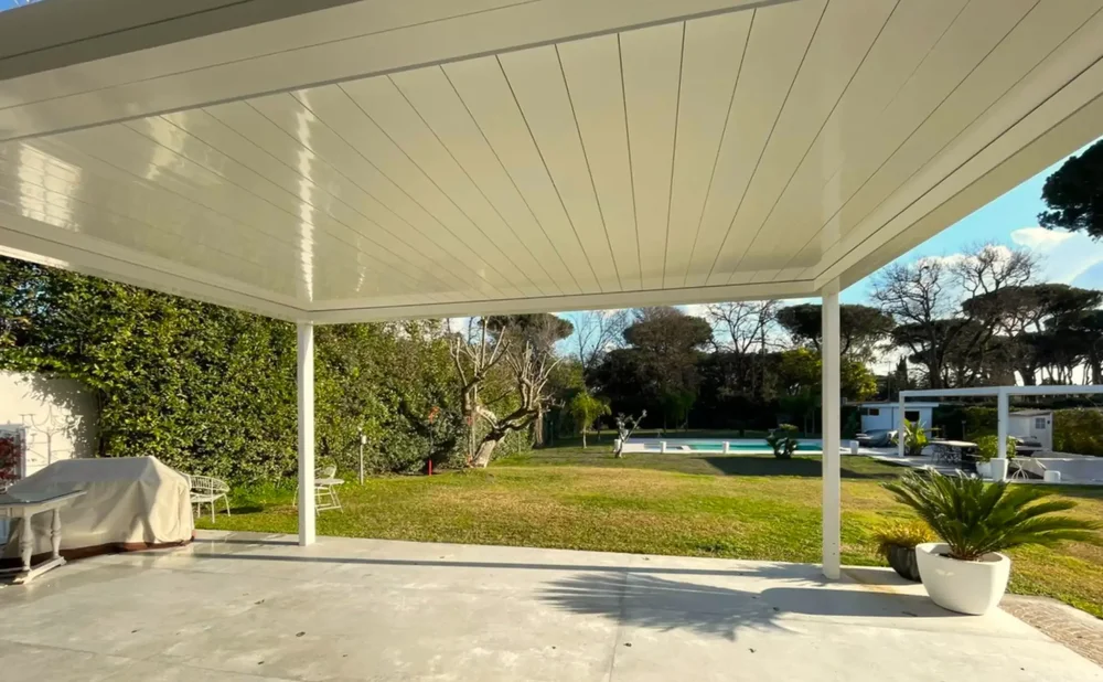 Le lamelle in alluminio della nostra pergola bioclimatica si sono completamente chiuse, impedendo il passaggio di pioggia e luce.