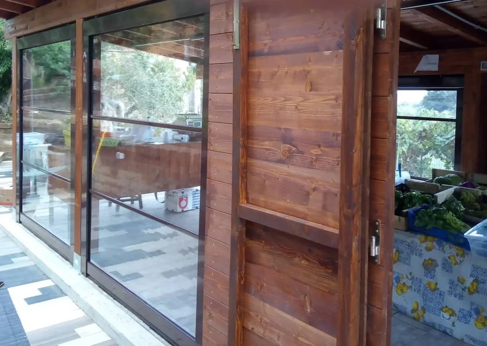 Chiusure laterali in PVC trasparente installate su una casetta in legno a Roma, studiate per proteggere dal vento e dalla pioggia.
