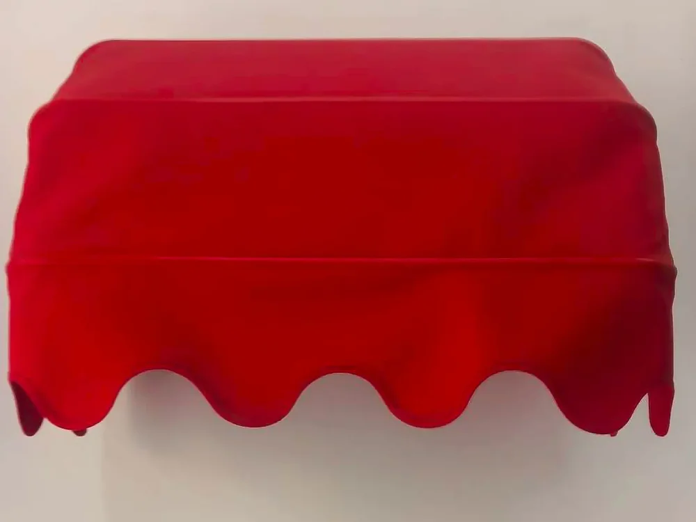 Modello da esposizione di una cappottina in tessuto rosso Tempotest, montata sulla parete del nostro ufficio.