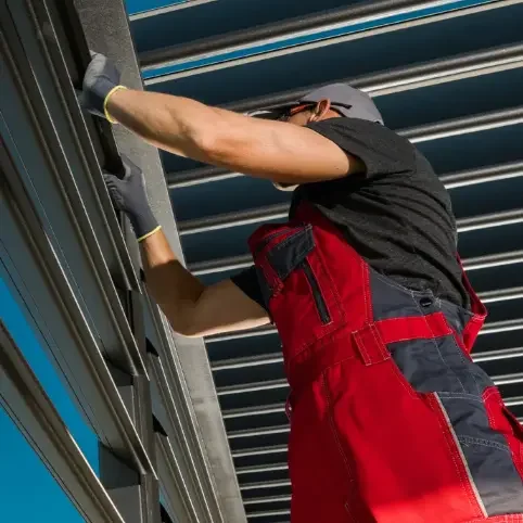 Un tecnico specializzato durante la riparazione di una pergotenda.