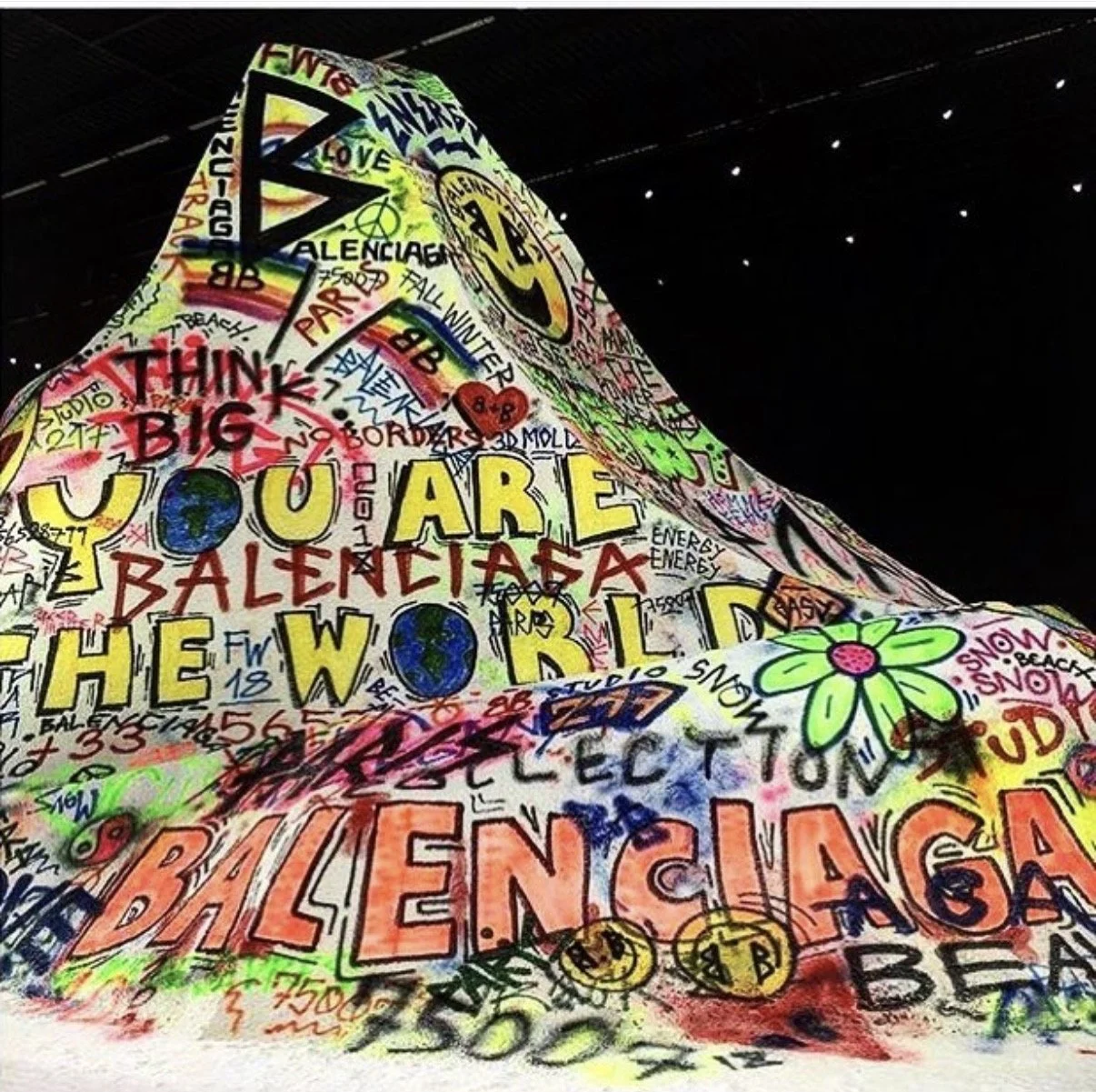 Installation graphique Balenciaga