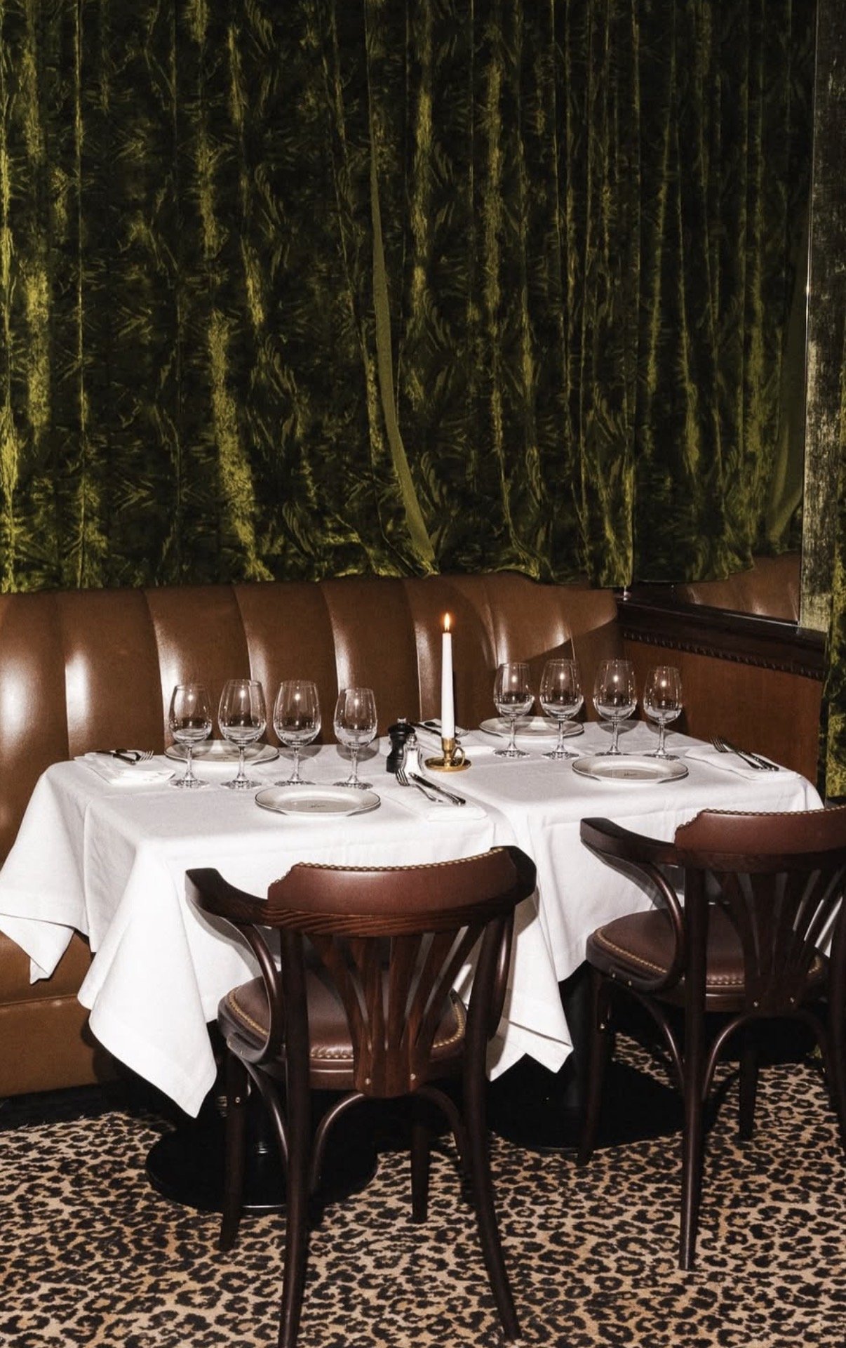Table dressée dans un restaurant aux matières chaleureuses