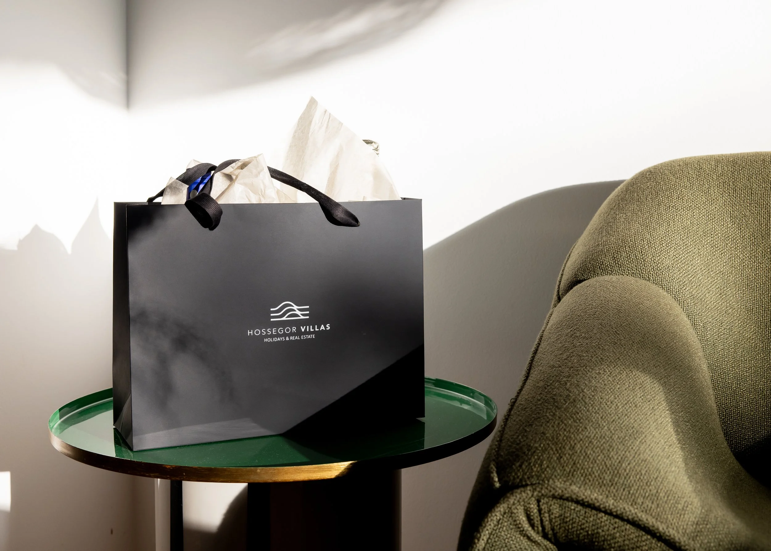 Sac de marque Hossegor Villas sur une table verte