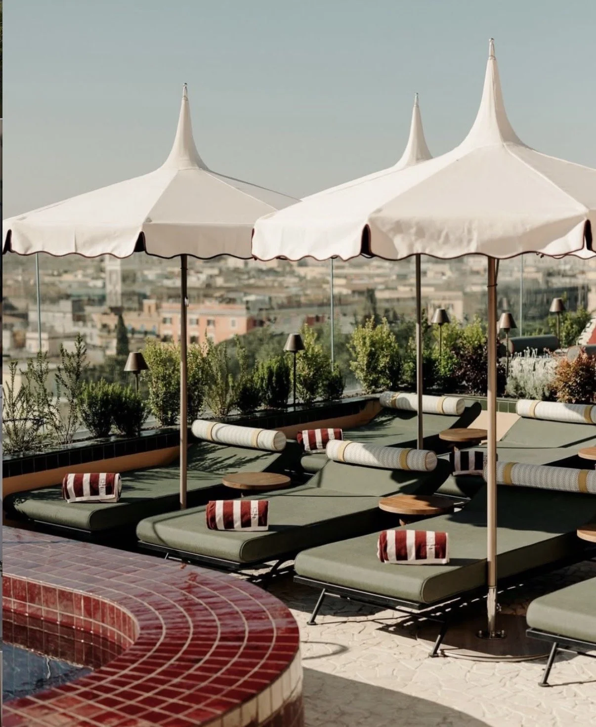 Terrasse aux parasols ivoire et mobilier olive