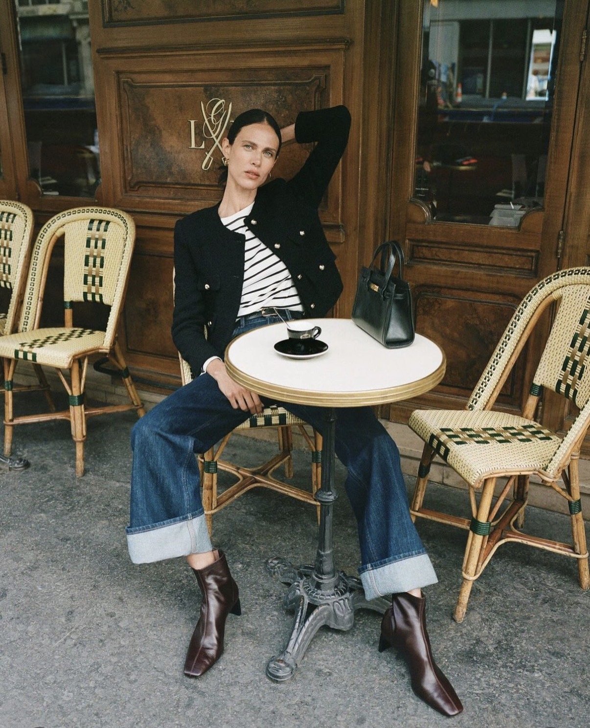 Photographie de mode en terrasse parisienne