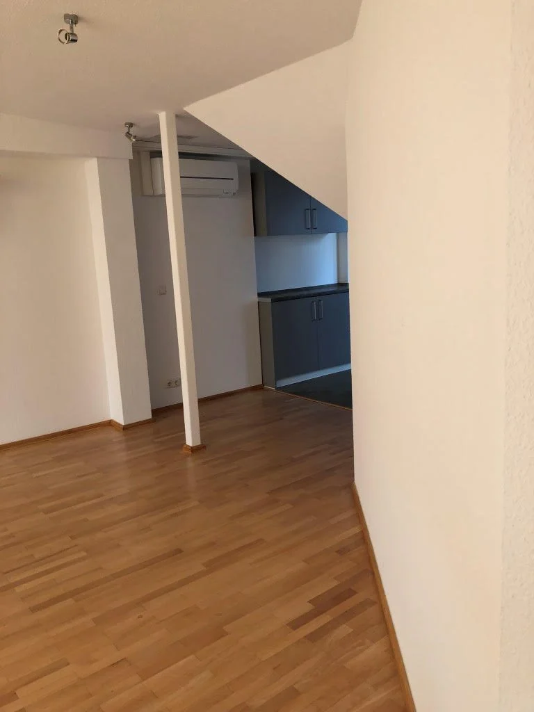 Bodenverlegung und helles Interieur