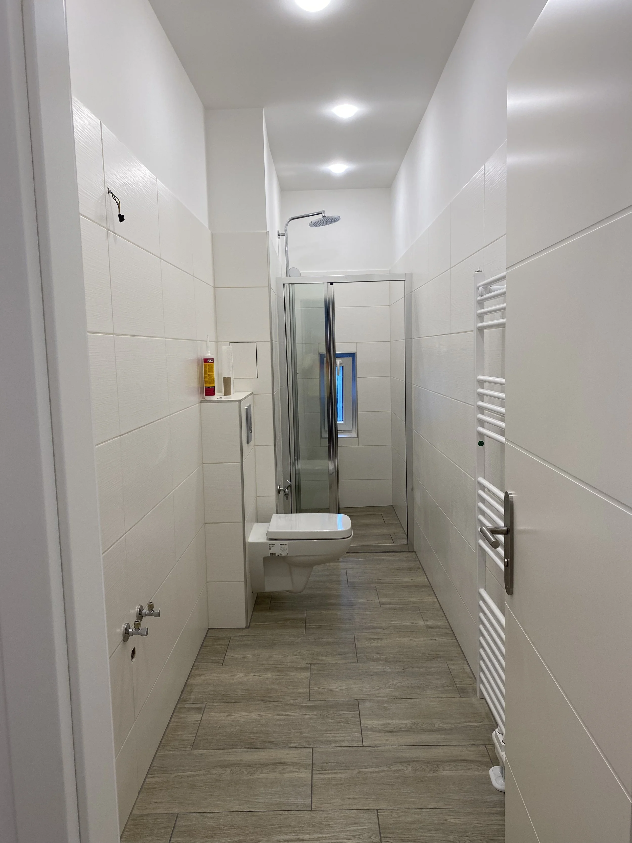 Badsanierung Pankow fertiges Schlauchbad mit Walk-in-Dusche