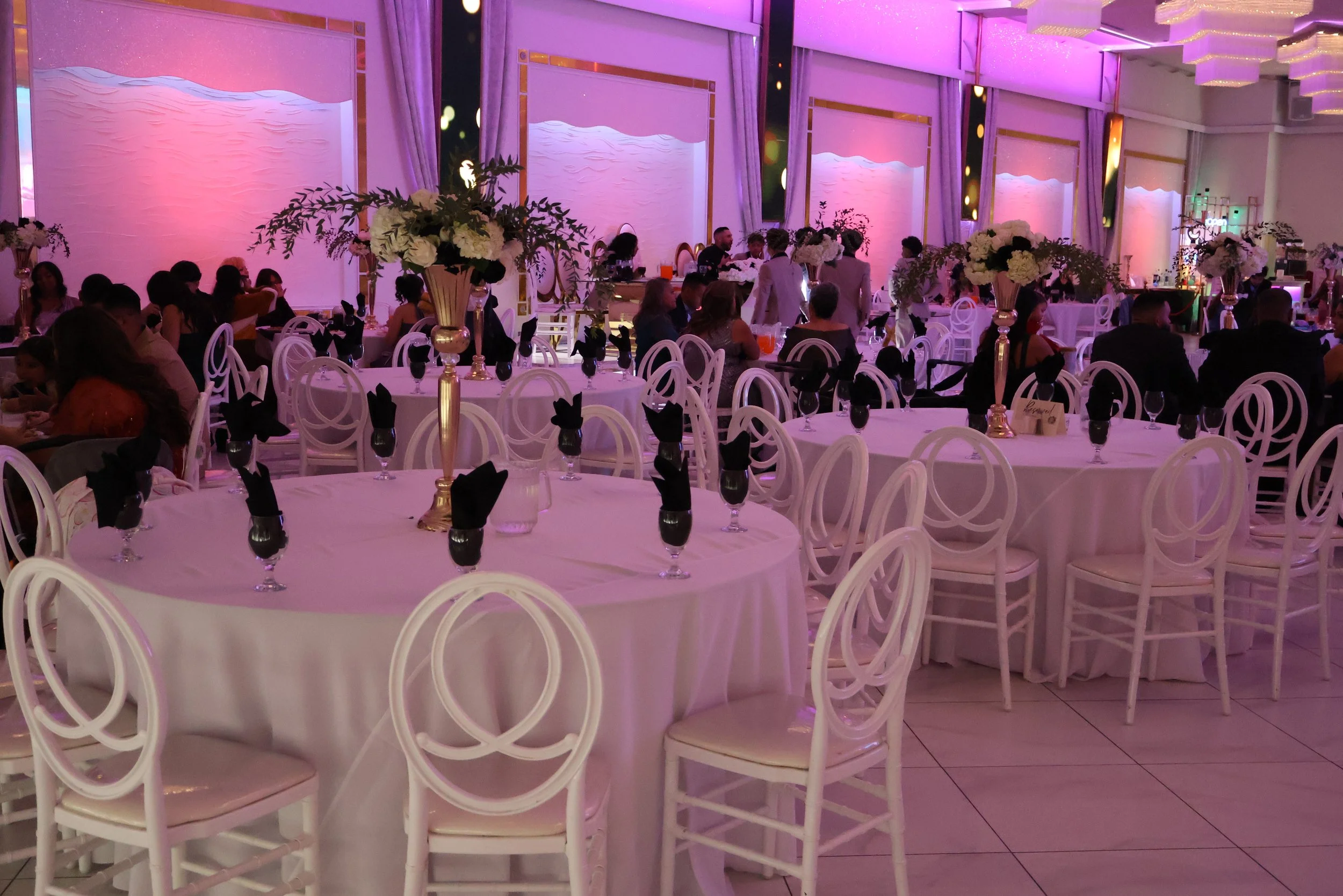 Quinceañera con su familia en un parque