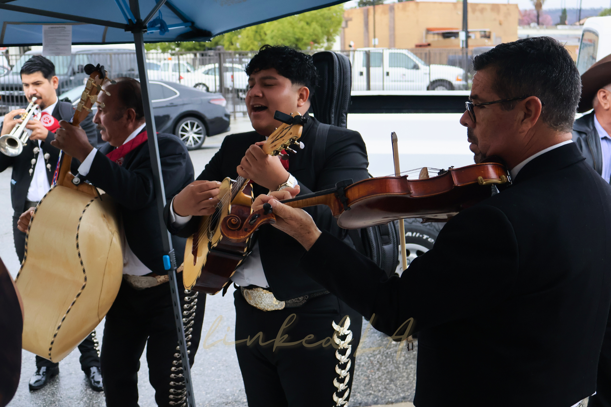 Grupo de mariachi tocando en vivo durante una celebración familiar
