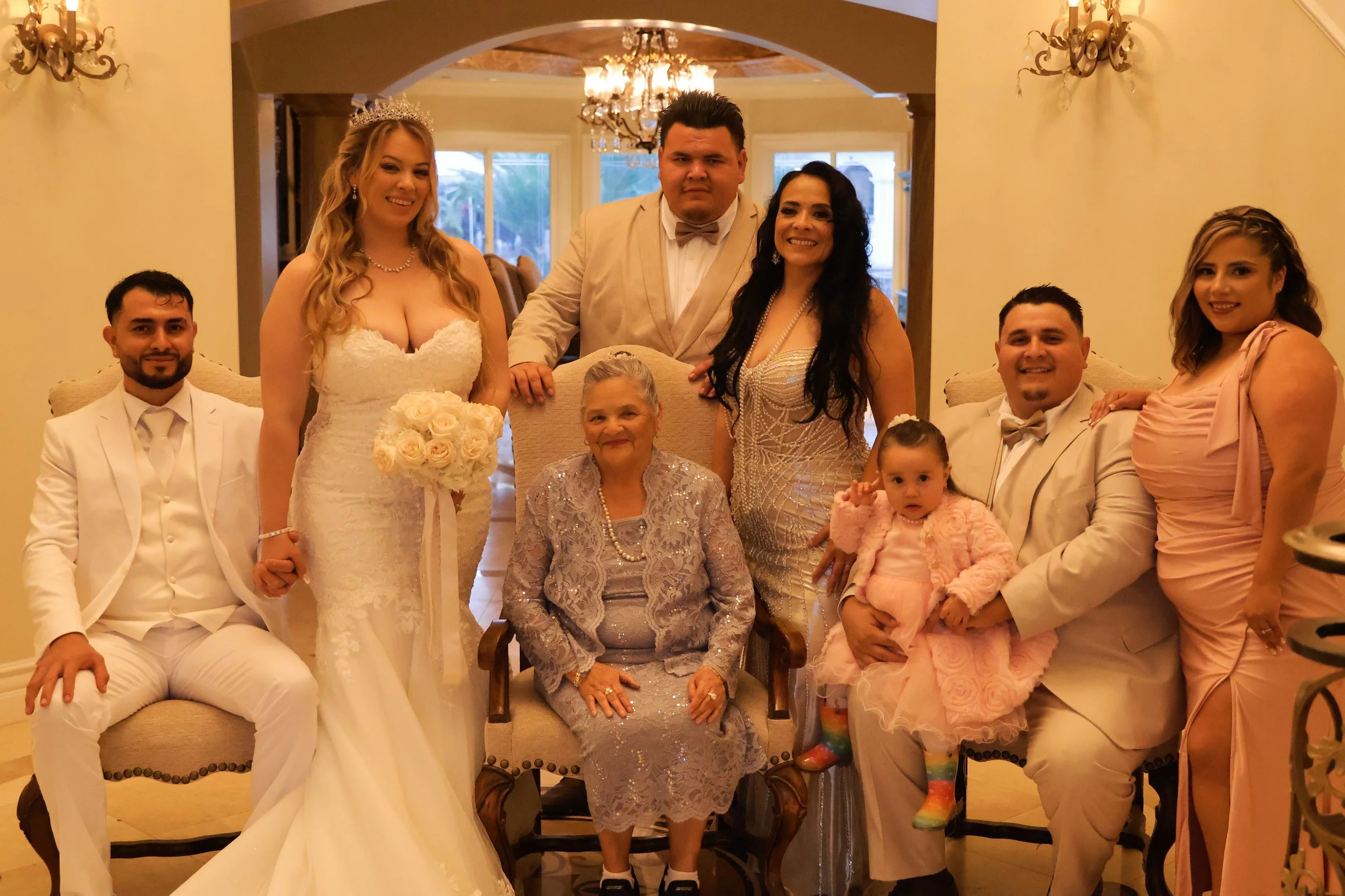 Novios abrazados al atardecer frente al mar