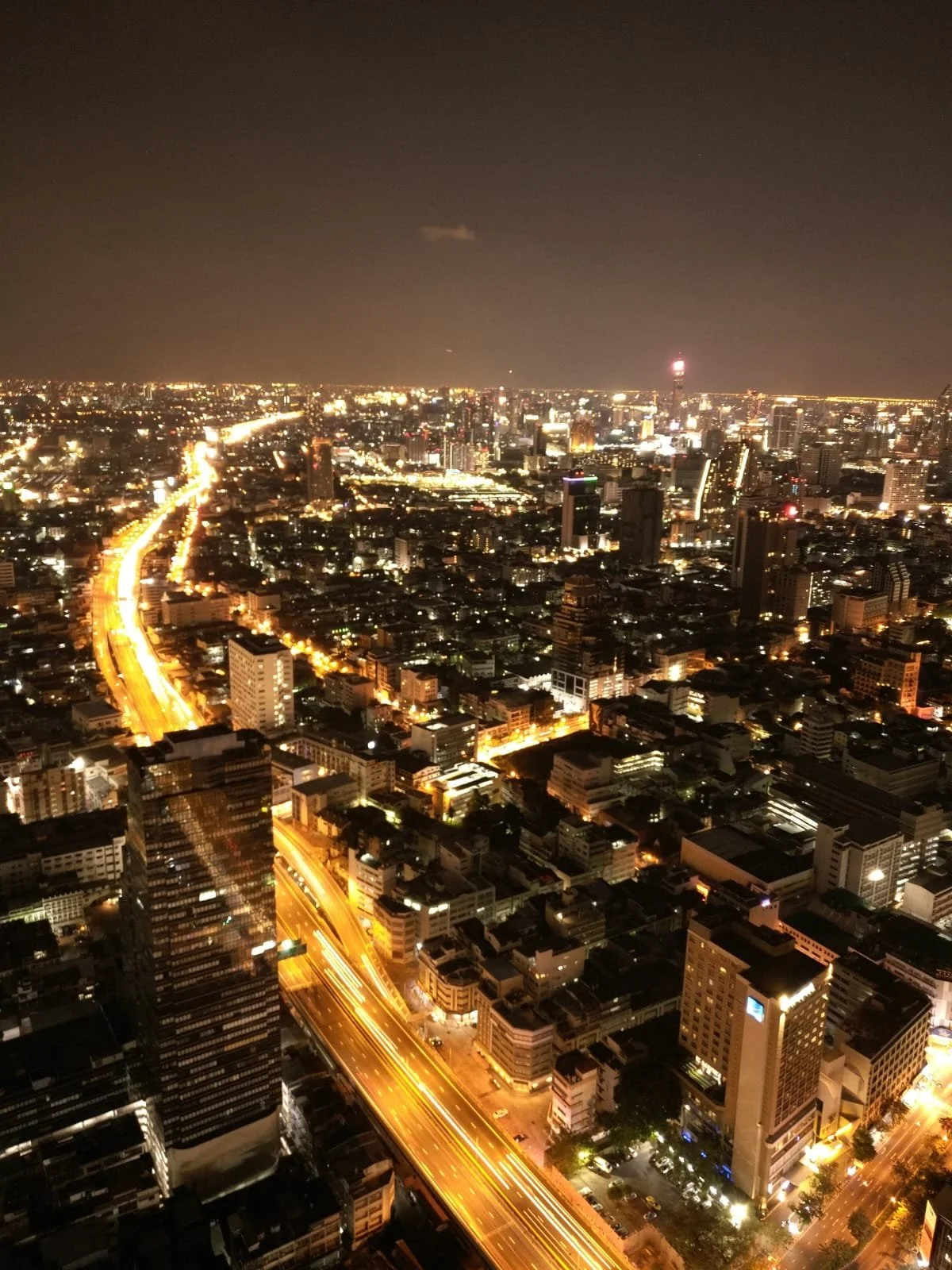 Aereo in pista al tramonto