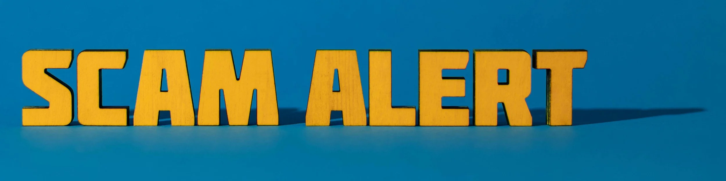 Turista che conta denaro con attenzione in Thailandia