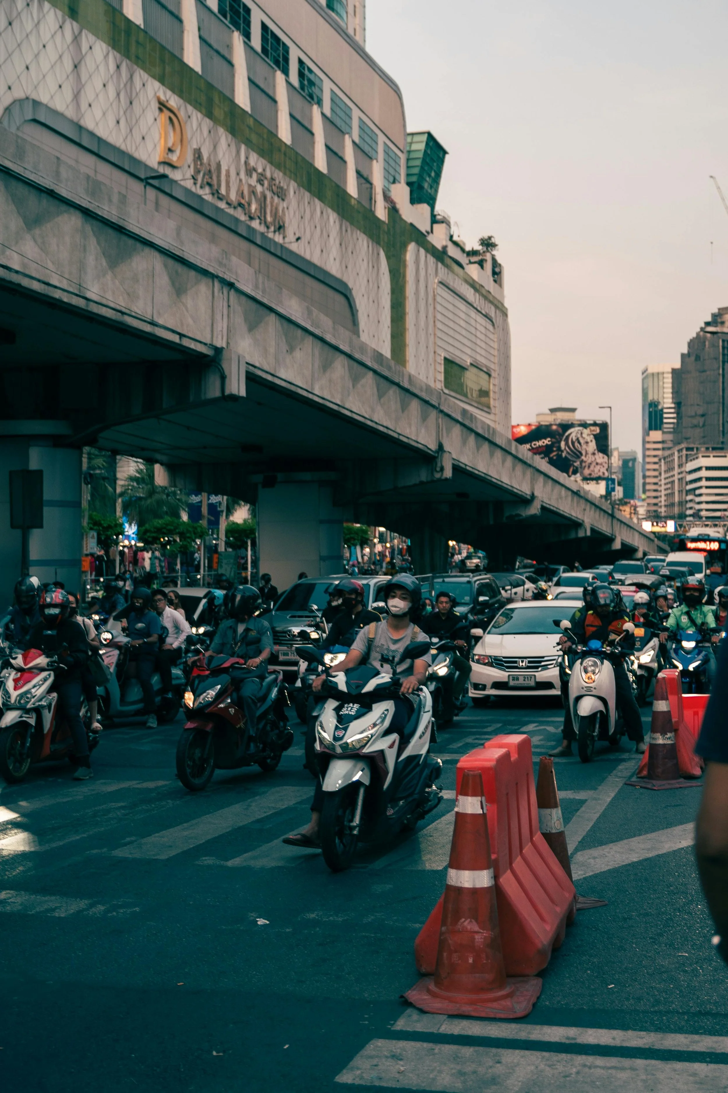 Scooter parcheggiati in Thailandia