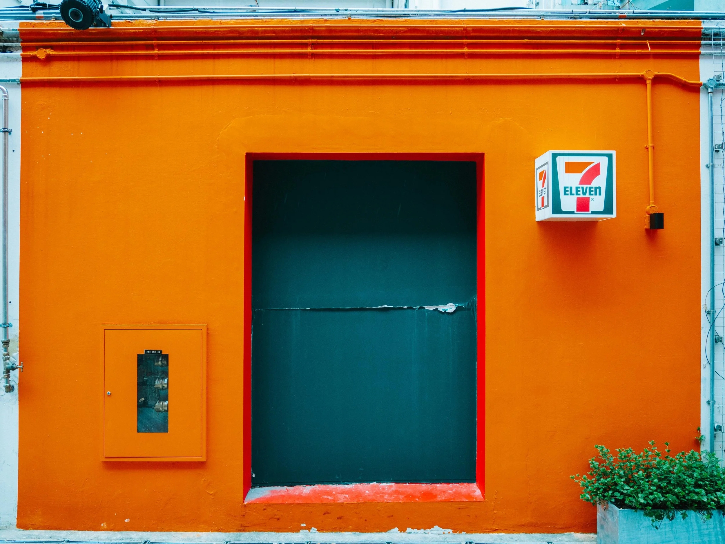Interno luminoso di un minimarket in Asia