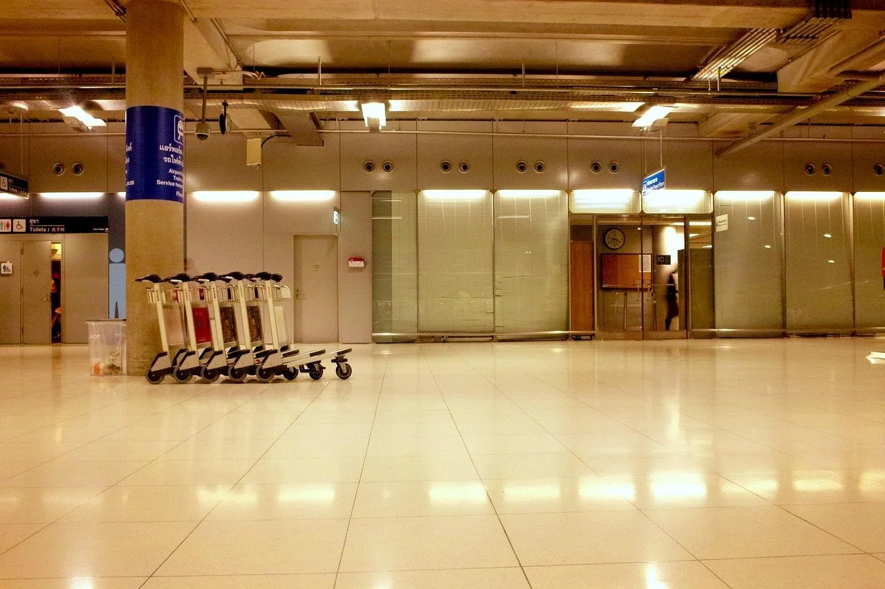 Aeroporto thailandese con aerei parcheggiati al tramonto