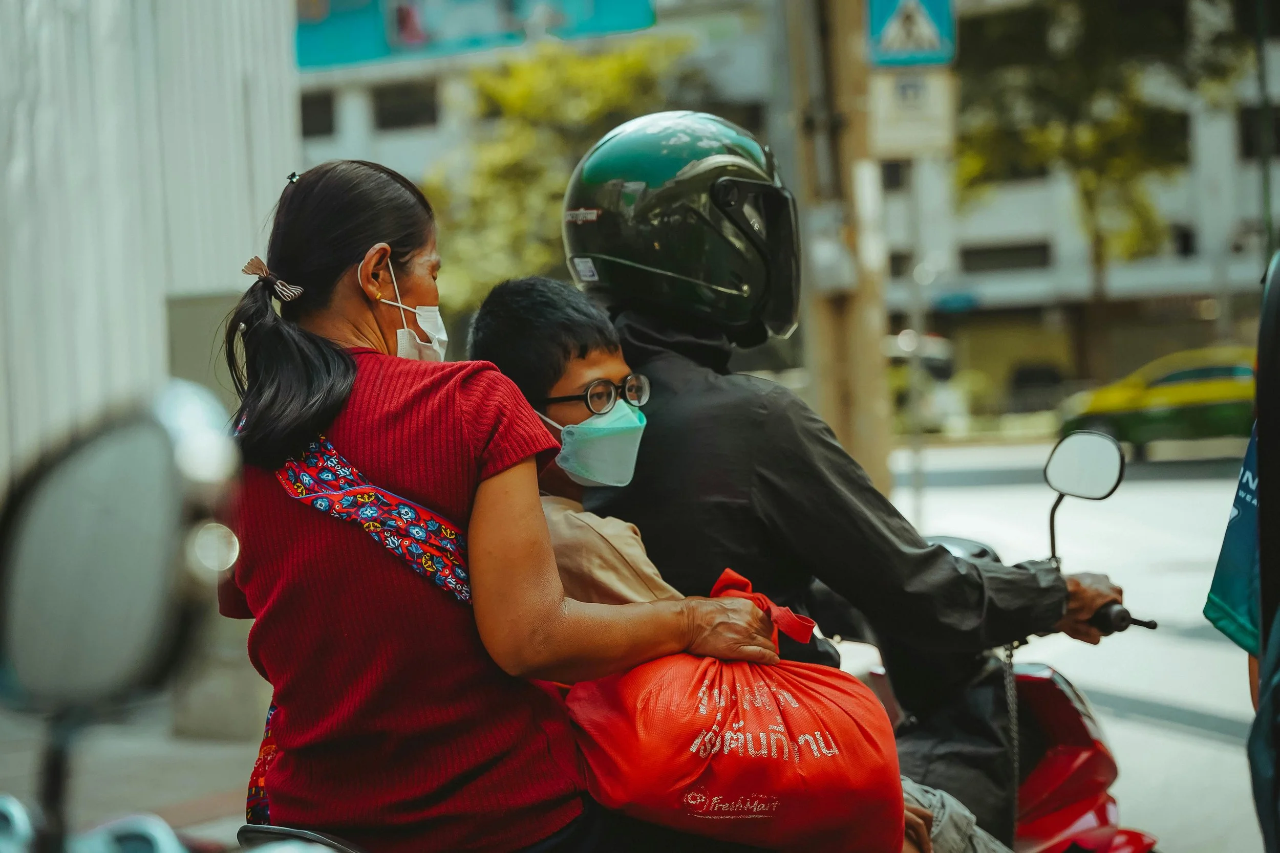 Traffico con scooter in Thailandia