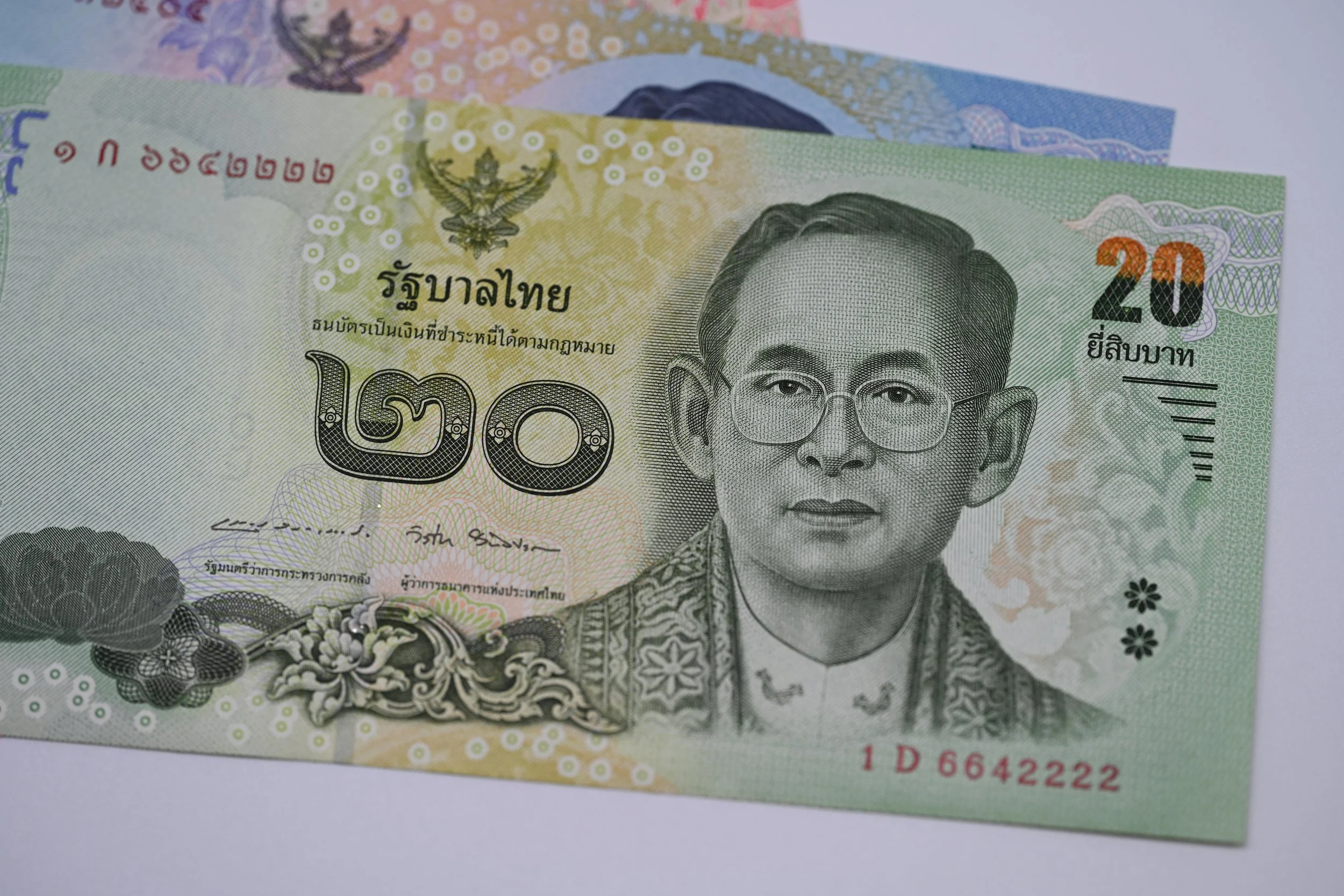 Banconote thailandesi sul banco di un mercato