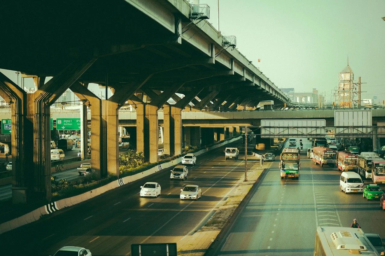 Skytrain in Asia con skyline sullo sfondo