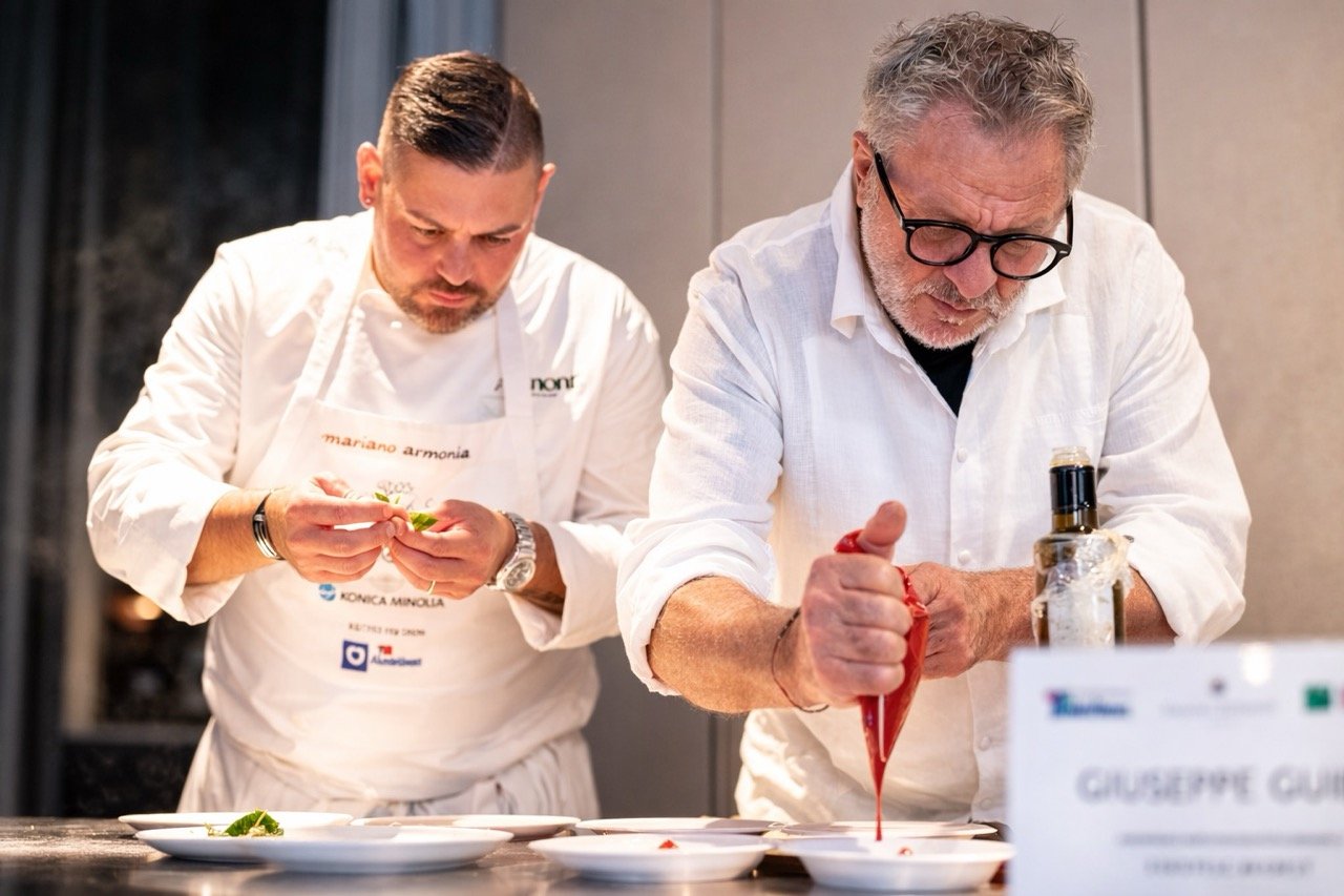 Chef Mariano Armonia e Chef Peppe Guida lavorano insieme durante un evento