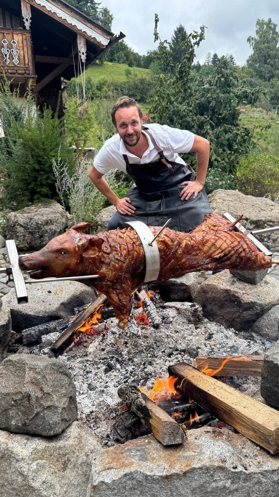Maximilian am offenen Feuer mit einem Spanferkel am Spieß