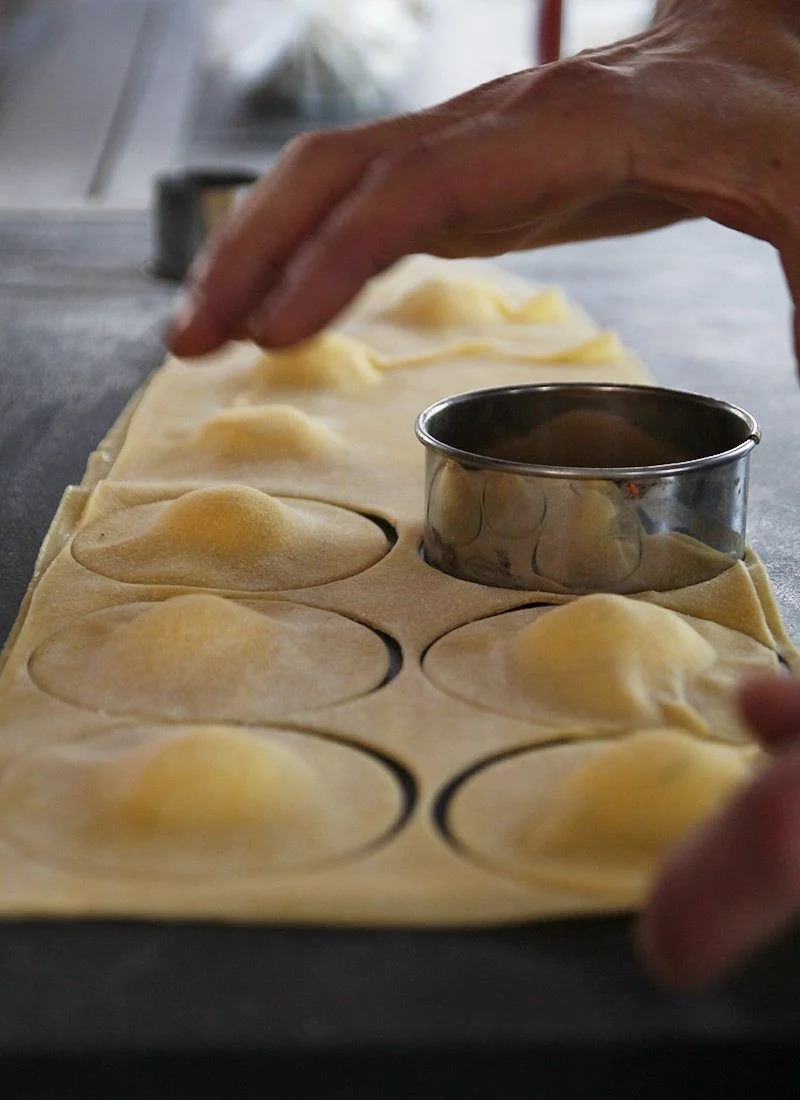 Ravioli werden von Hand ausgestochen