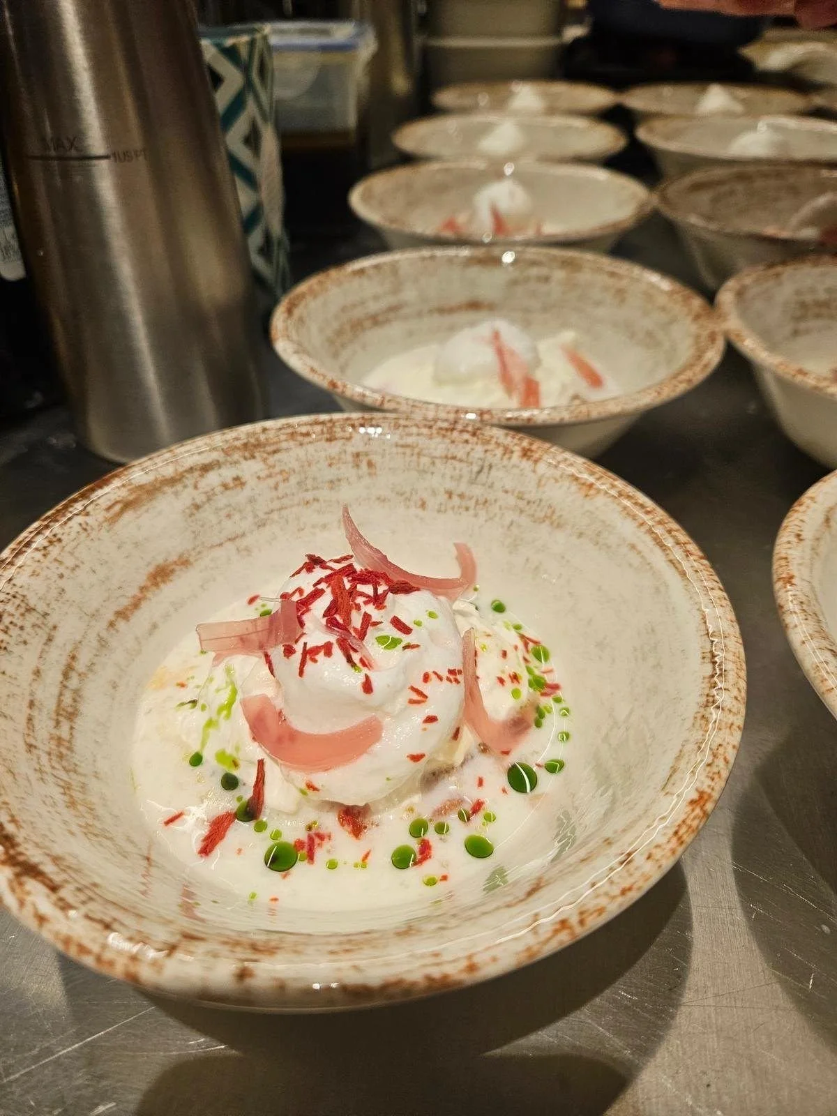 Burrata mit Rhabarber und Kräuteröl, in Serie angerichtet