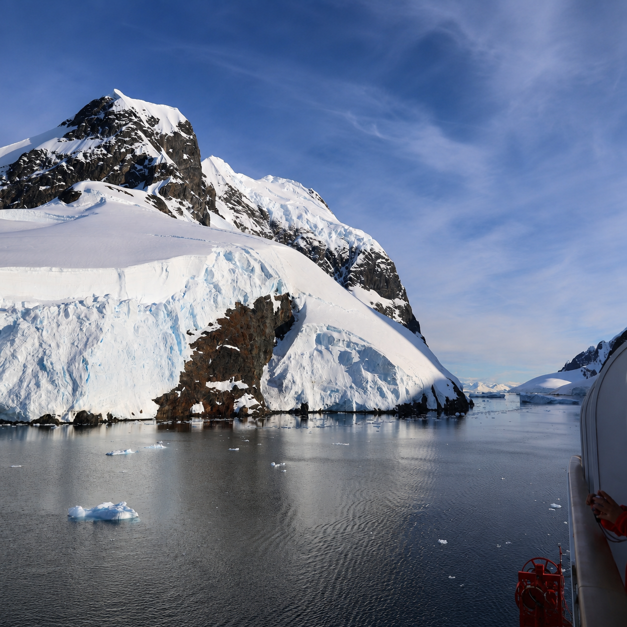 venture-to-see-antarctica-glacier-mountain-scenery-lemaire